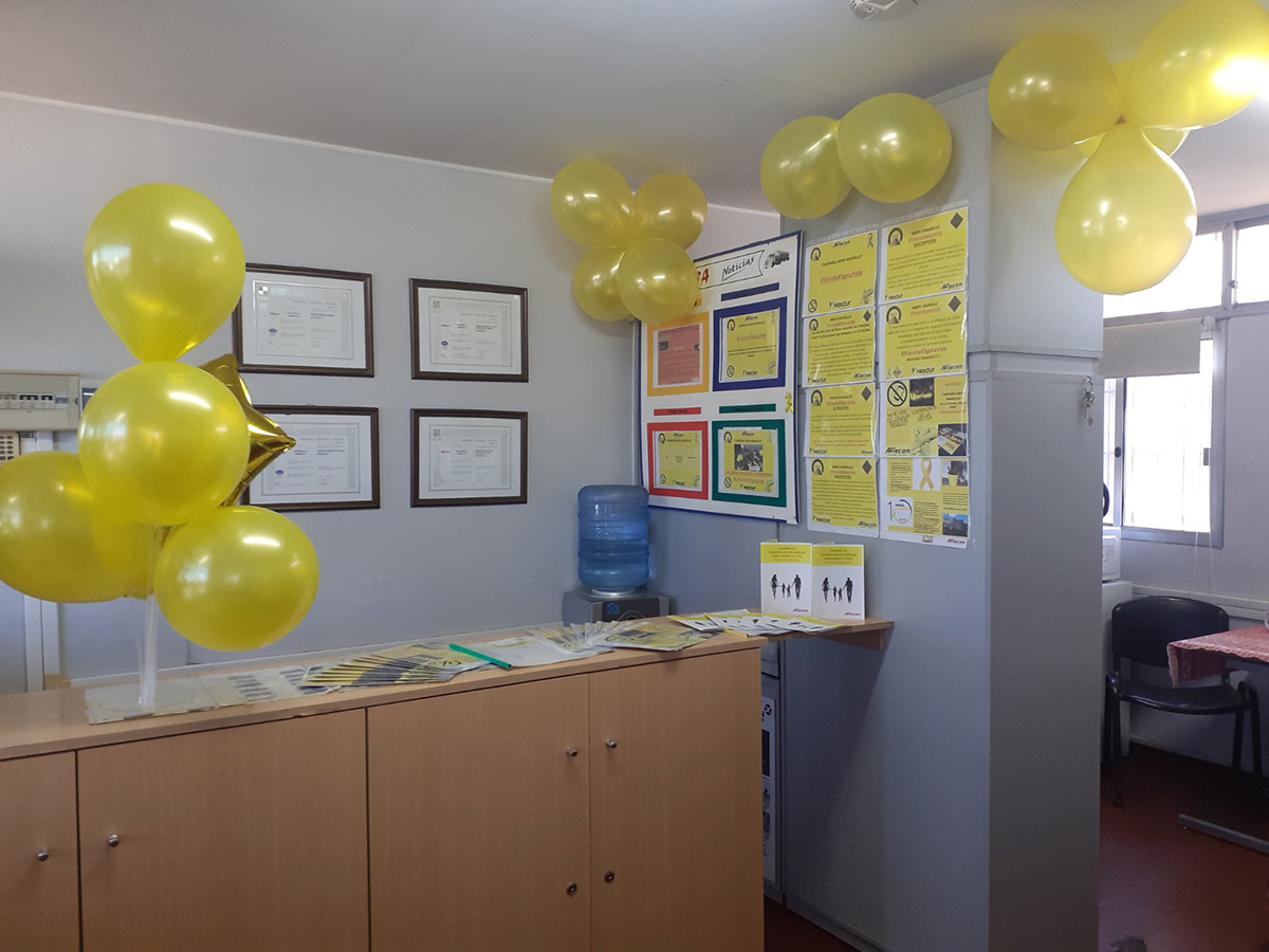 Oficina de Aflecom decorada con globos amarillos y afiches de seguridad vial