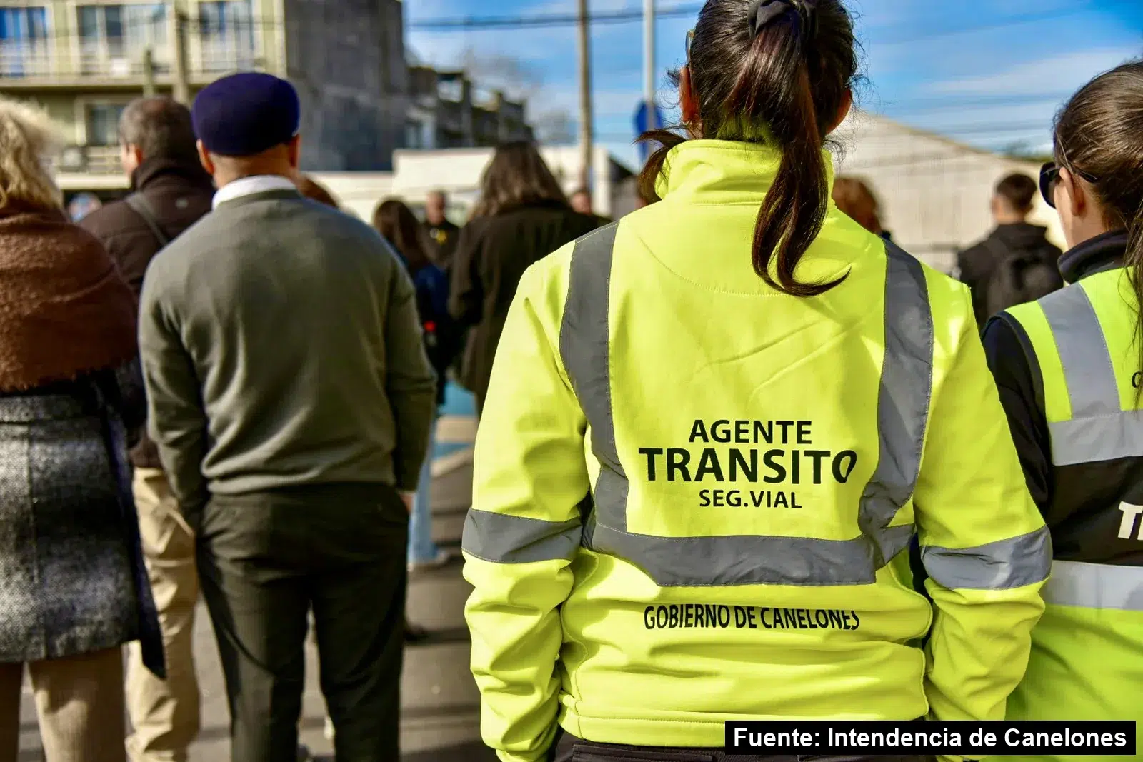 Mayo Amarillo en Las Piedras 6 Agente de tránsito de espaldas, con chaleco de Seguridad Vial del Gobierno de Canelones, en la jornada del CeReSur