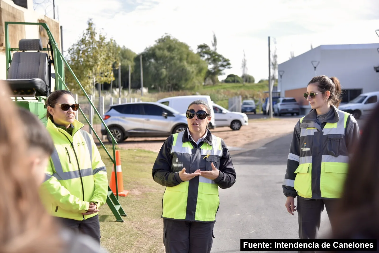 Mayo Amarillo en Las Piedras 5 Agentes de tránsito de la Intendencia de Canelones hablan junto al simulador de impacto con cinturón en el CeReSur, Las Piedras