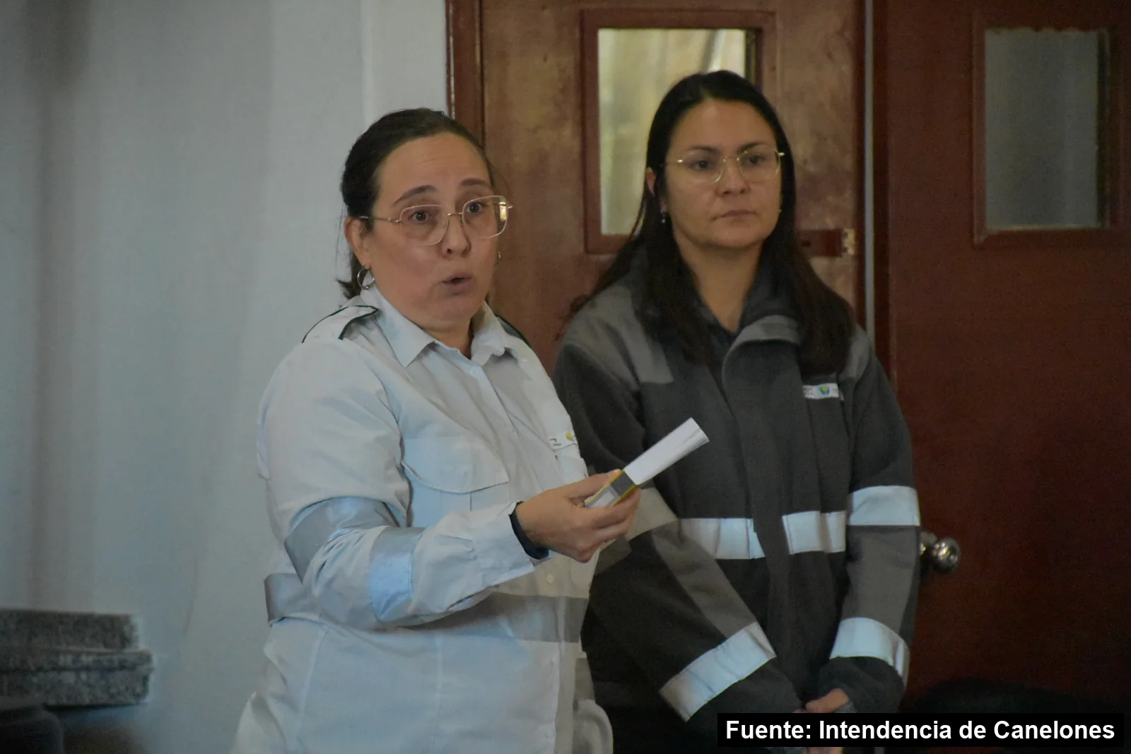 Agentes de tránsito de la Intendencia de Canelones durante el taller de seguridad vial en el Centro Cívico Salvador Allende