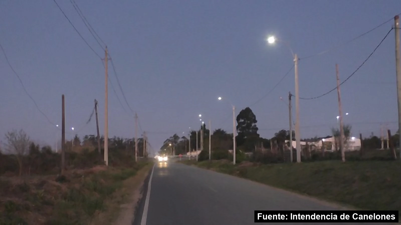 Mayo Amarillo en Barros Blancos 7 Calle con las nuevas luminarias LED encendidas al anochecer en la zona de Paso Escobar, Barros Blancos