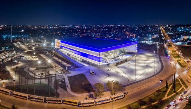 Vista aérea nocturna del Antel Arena y su entorno