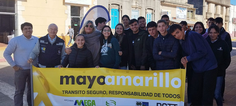 Mayo Amarillo en Tranqueras 12 Estudiantes de bachillerato e inspectores de tránsito con el pasacalle de Mayo Amarillo frente a la Alcaldía de Tranqueras