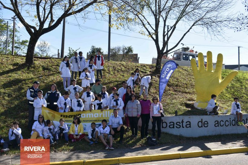 Mayo Amarillo en Rivera (ciudad) 18 Pintura de un lazo y de las letras «RIVERA» con la Escuela 112; la Escuela 149 pintó la escultura de la mano en la entrada de la ciudad.