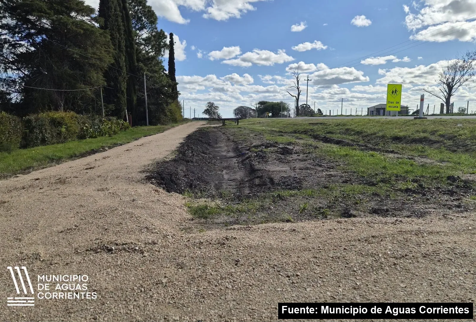 Tramo de la bicisenda en tosca, todavía en obra, junto a la Ruta 46 en Aguas Corrientes
