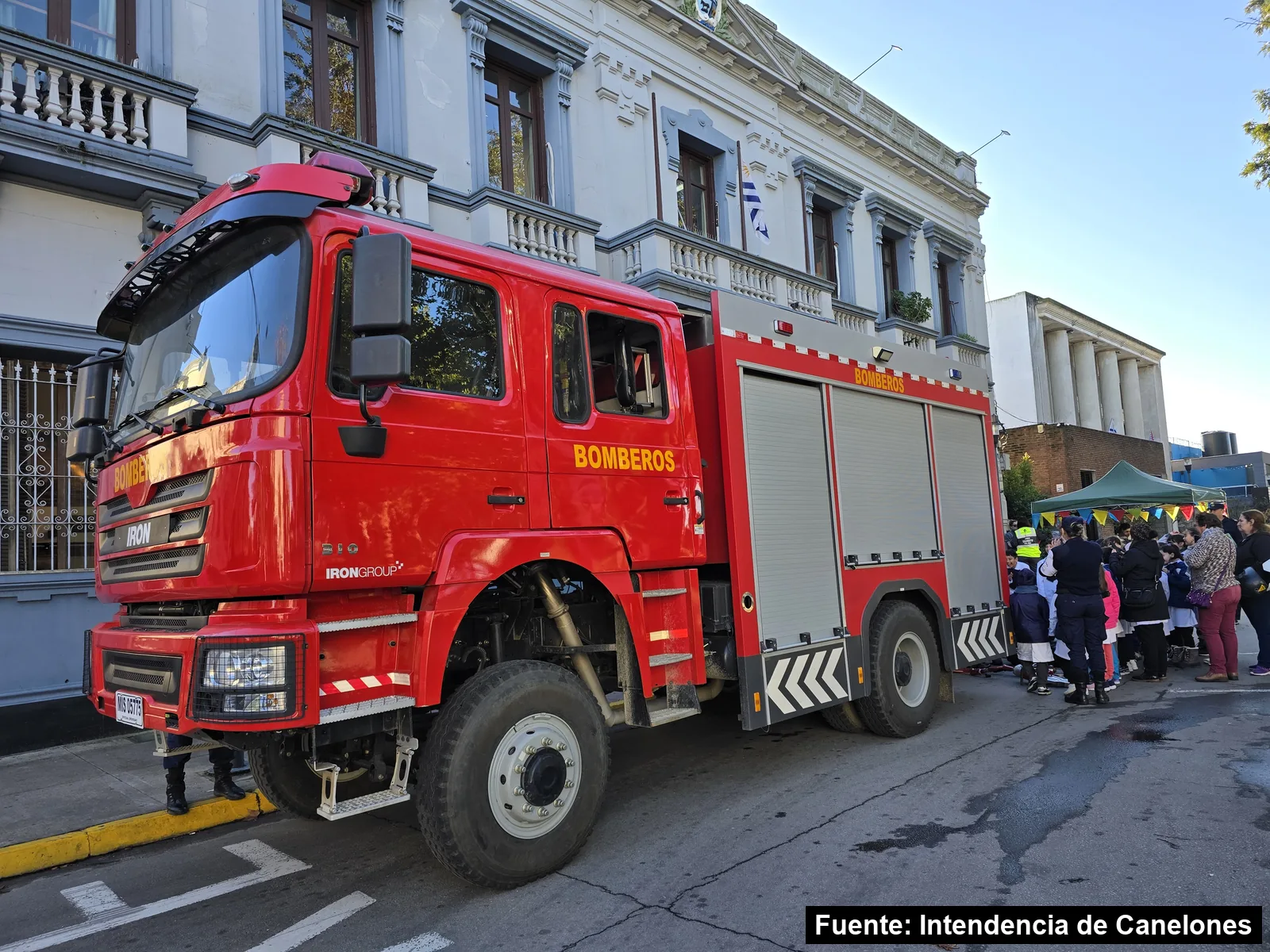 Mayo Amarillo en Ciudad de Canelones 4 Camión de Bomberos estacionado frente a la Jefatura de Policía de Canelones durante la feria de Mayo Amarillo