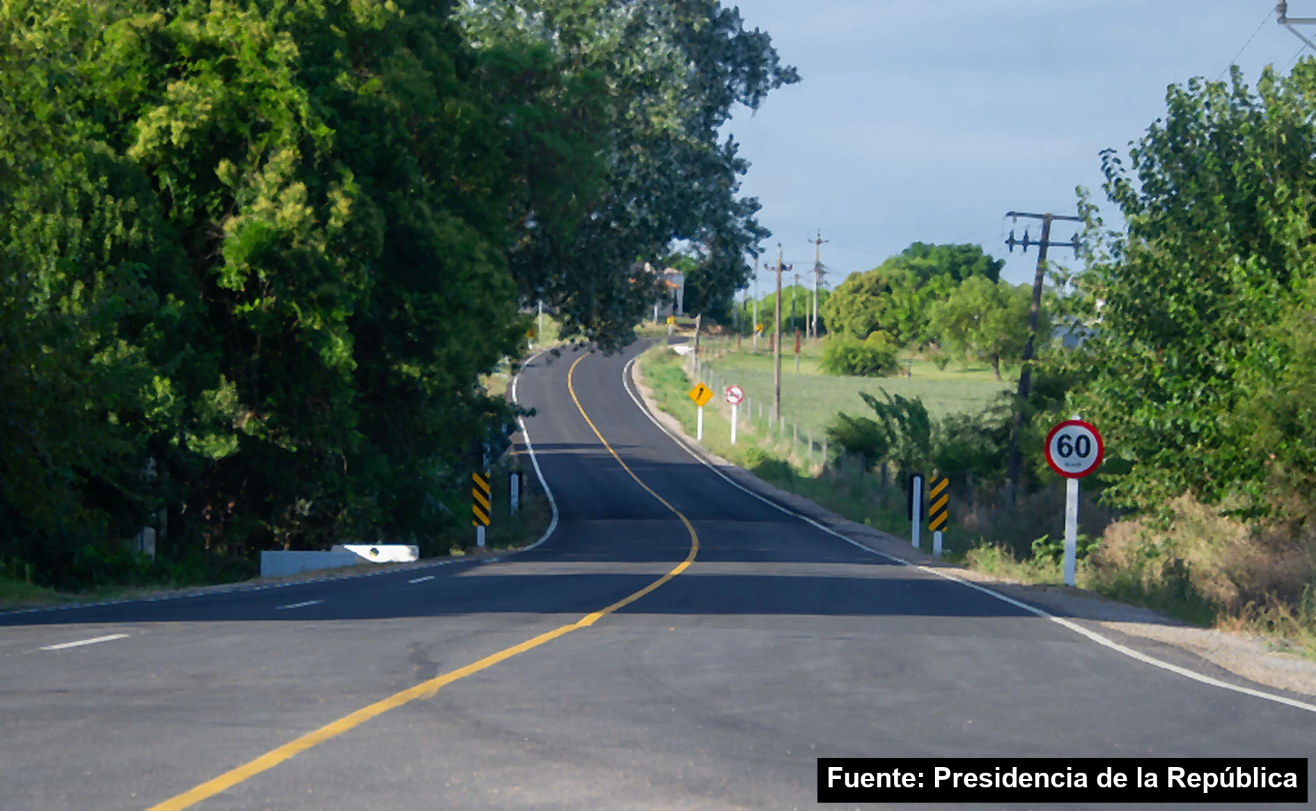 Mayo Amarillo en Juanicó 4 Camino Lloveras rehabilitado, con línea central amarilla, señal de 60 km/h y balizas, en Canelones