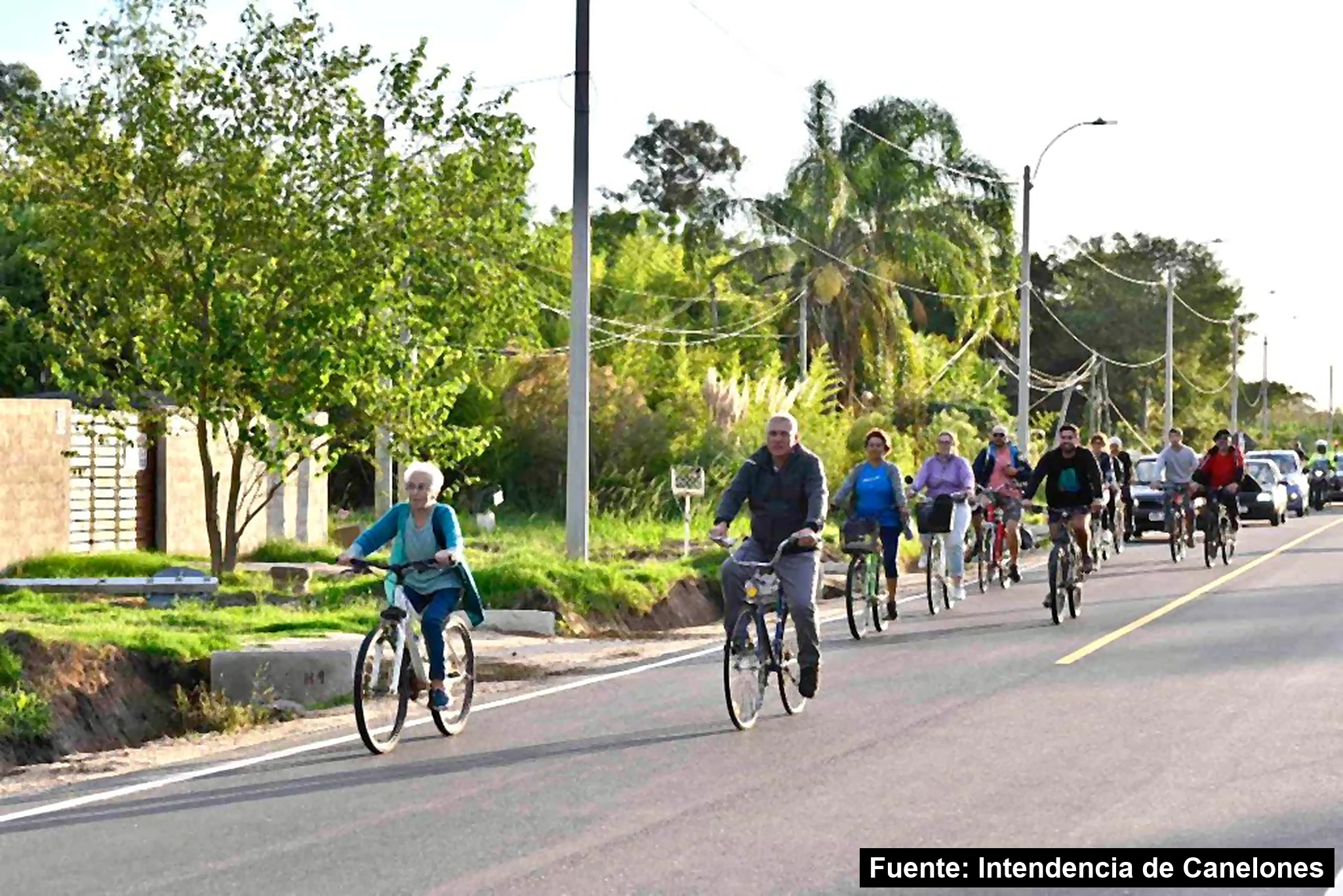 Mayo Amarillo en Parque del Plata 6 Vecinos recorren en bicicleta el Camino Parque del Plata recién asfaltado