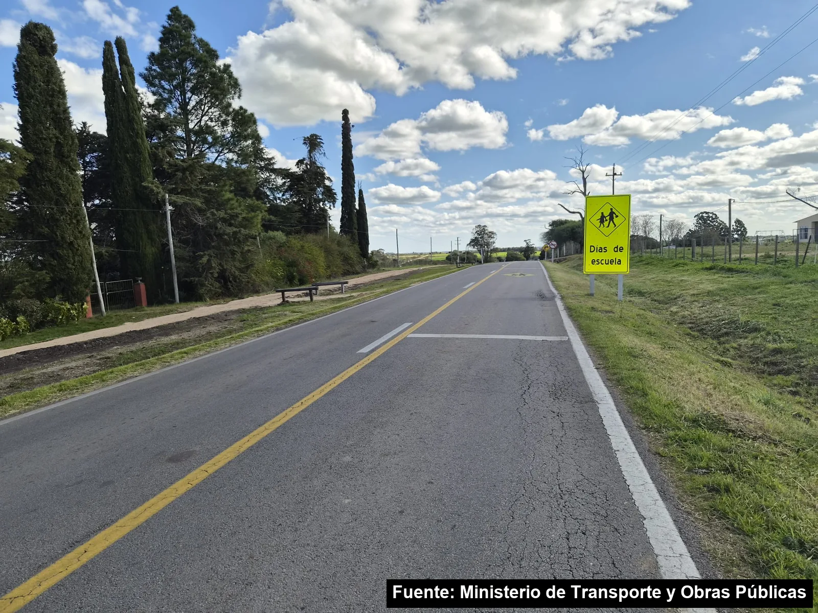 Cartel amarillo de Días de escuela sobre la Ruta 46, junto a la bicisenda en obra cerca de Aguas Corrientes