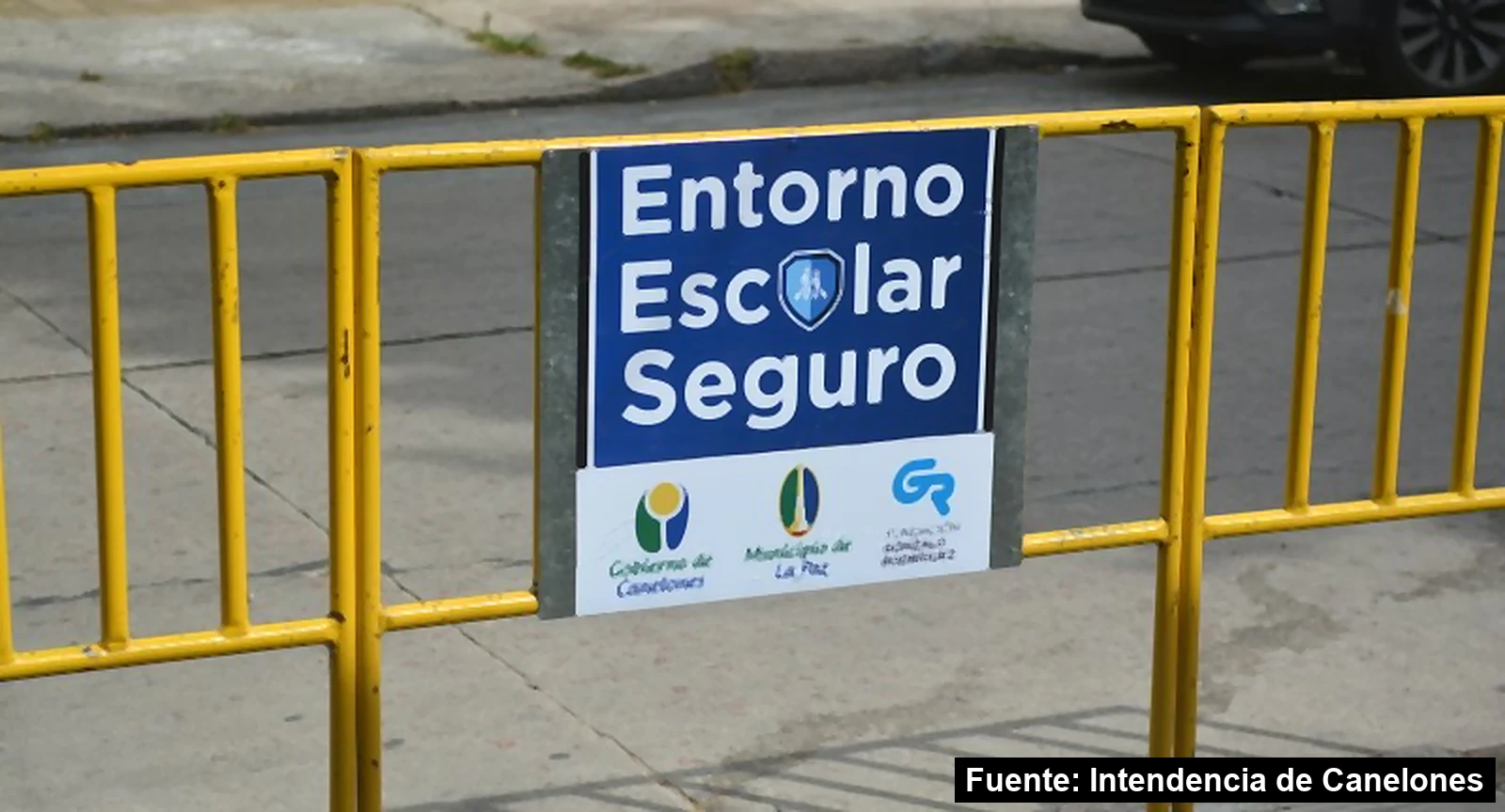 Mayo Amarillo en La Paz 8 Valla amarilla con el cartel Entorno Escolar Seguro, de la Intendencia de Canelones, el Municipio de La Paz y la Fundación Gonzalo Rodríguez