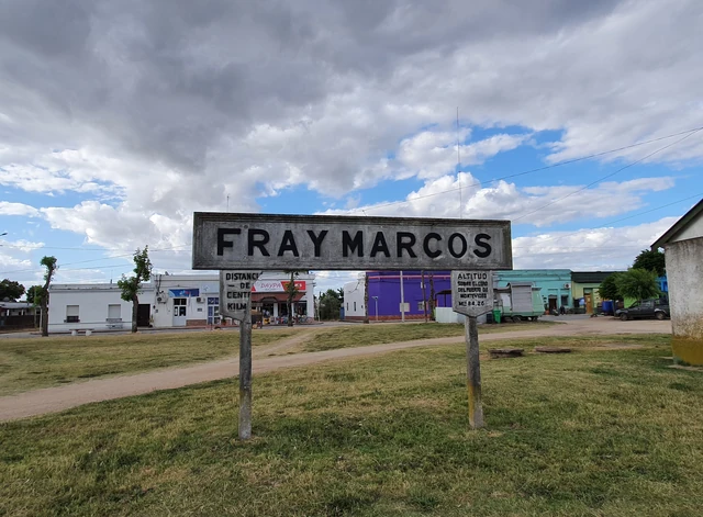 Cartel de la estación Fray Marcos con el nombre de la localidad