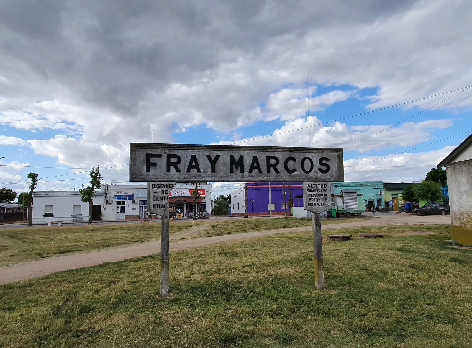 Mayo Amarillo en Fray Marcos 1 Cartel de la estación Fray Marcos con el nombre de la localidad