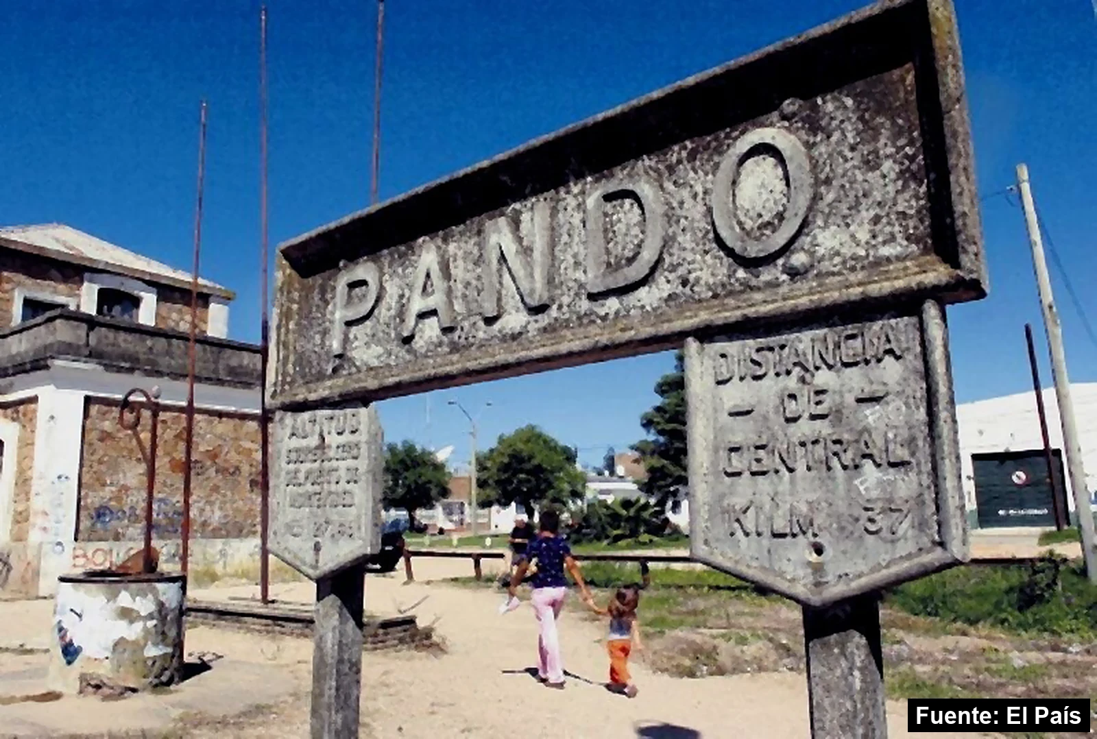 Mayo Amarillo en Pando 6 Cartel histórico de piedra con el nombre de Pando
