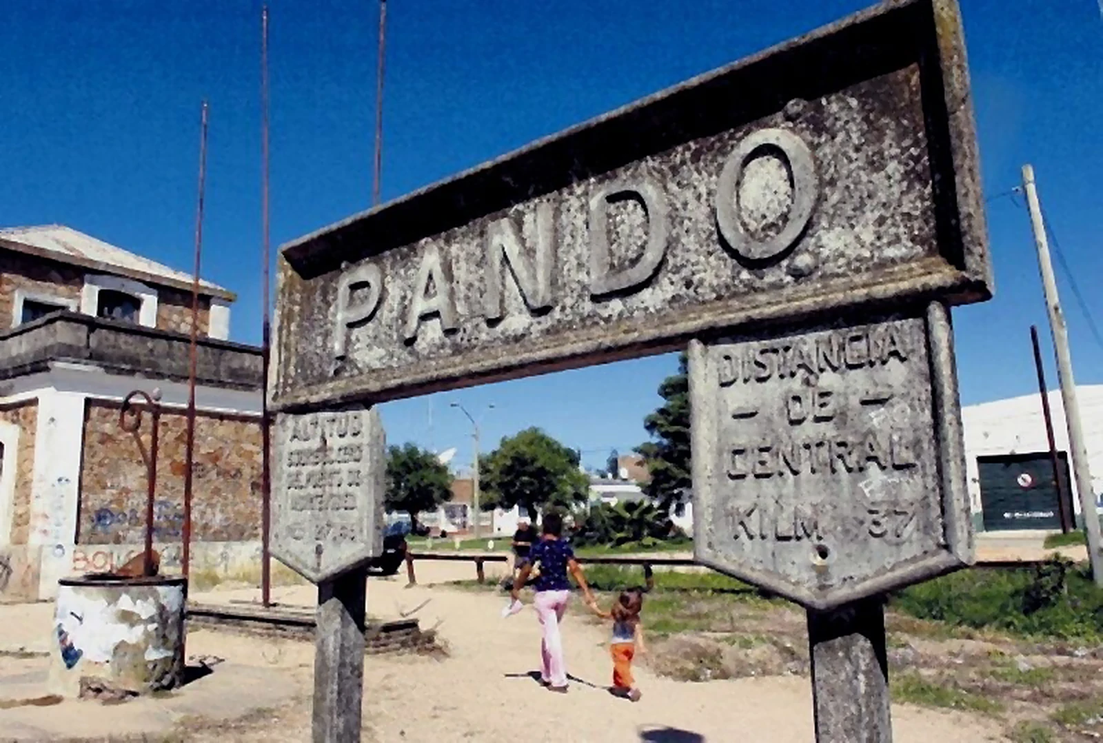 Mayo Amarillo en Pando 1 Cartel histórico de piedra con el nombre de Pando