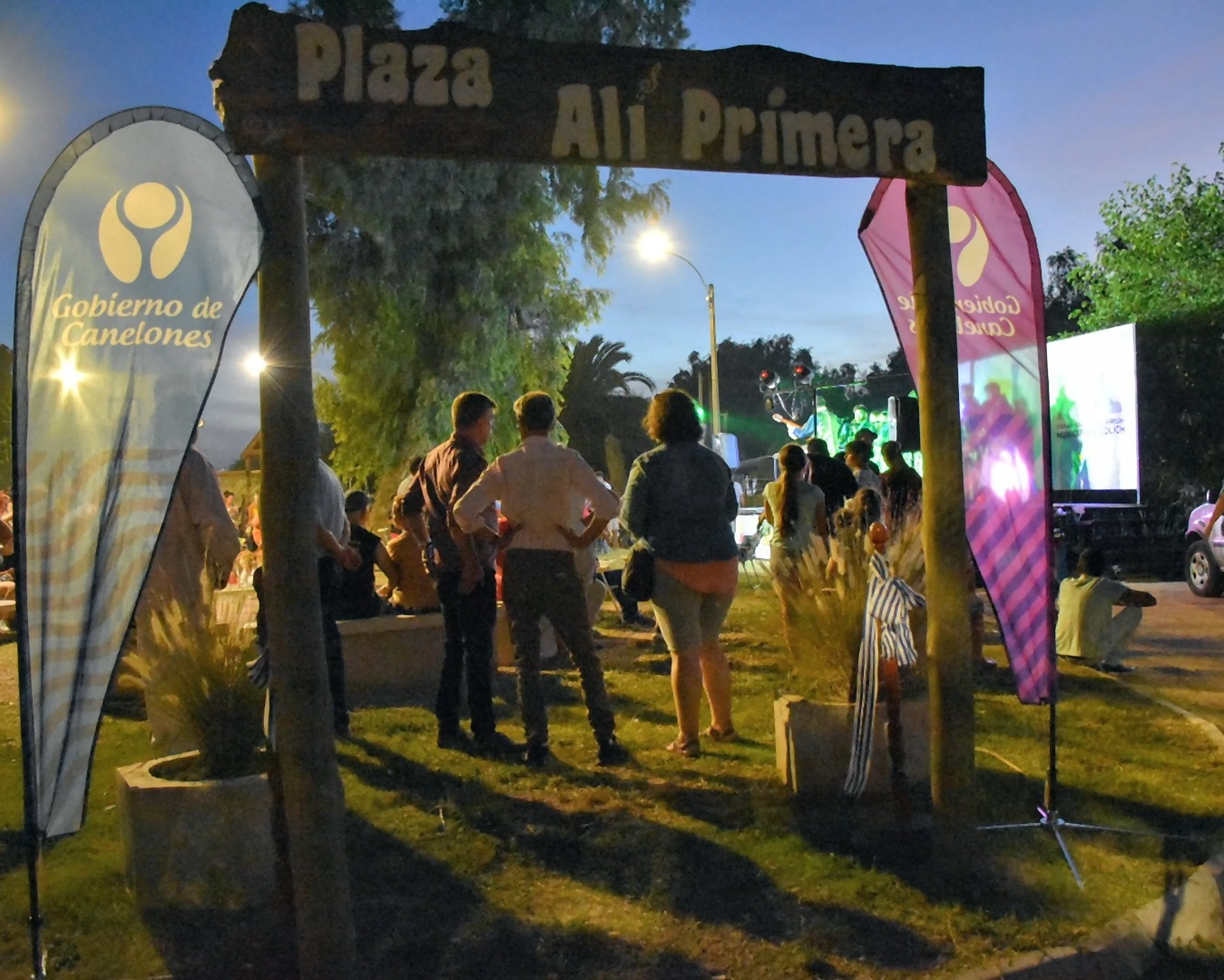 Cartel de entrada a la plaza Alí Primera, Municipio de Nicolich