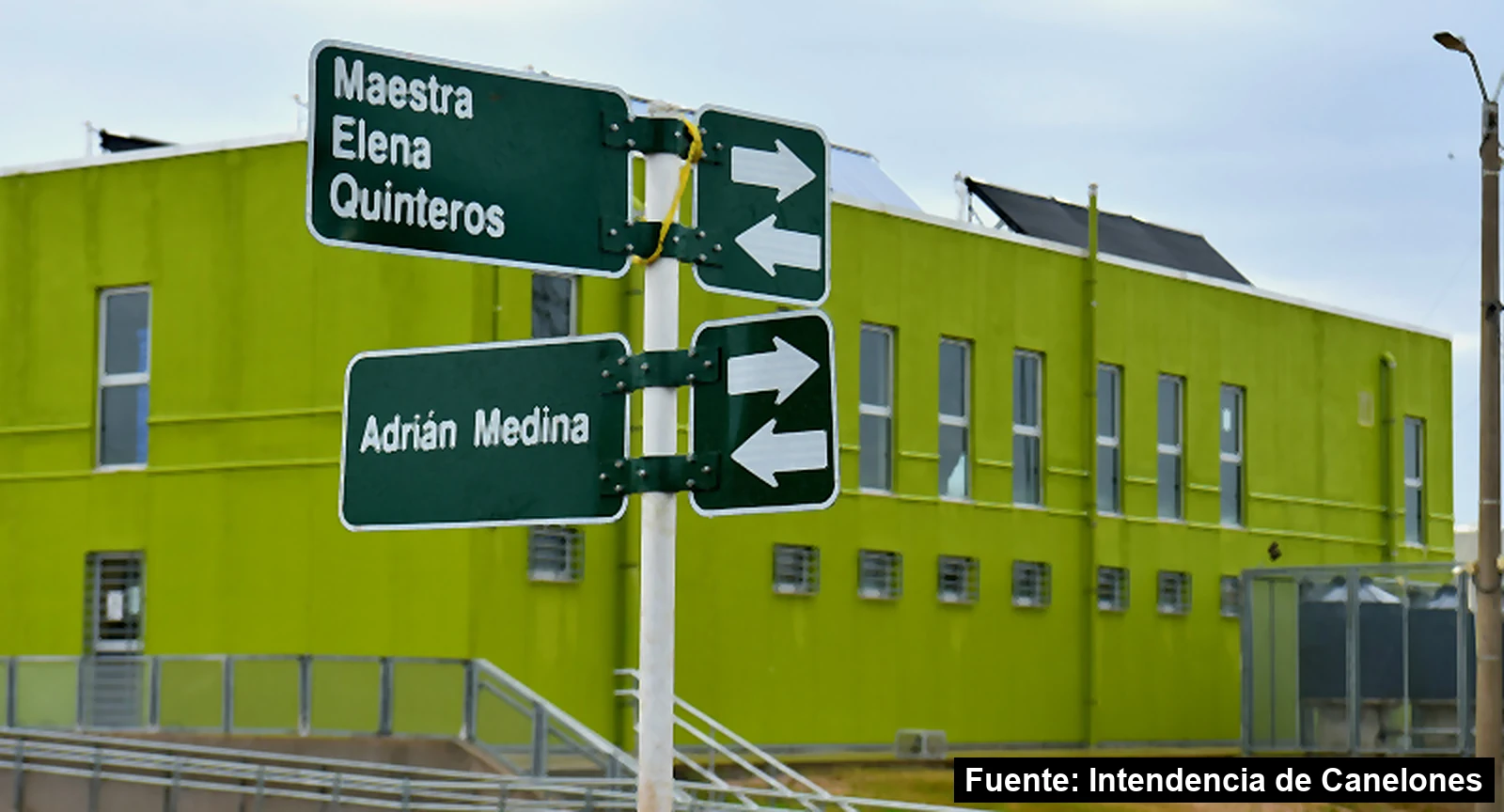 Mayo Amarillo en Toledo 4 Carteles de las calles Maestra Elena Quinteros y Adrián Medina frente a un edificio educativo verde en Toledo