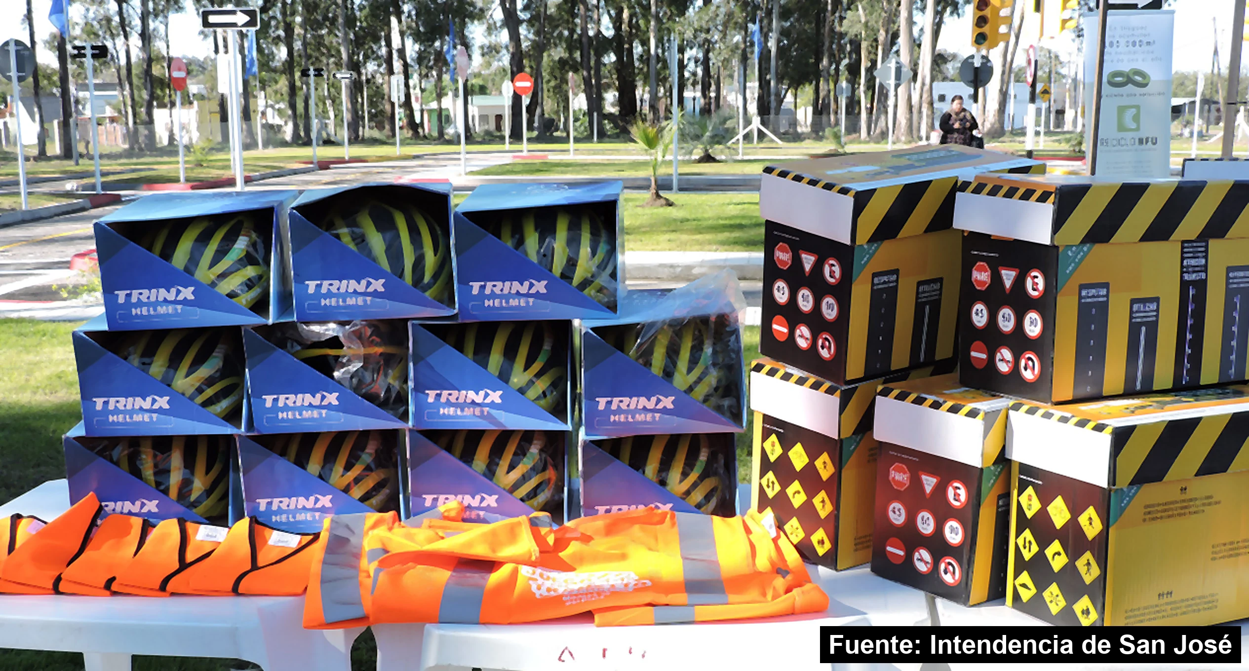 Cascos para bicicleta, chalecos y cajas con material de educación vial en la escuela de tránsito de Ecilda Paullier