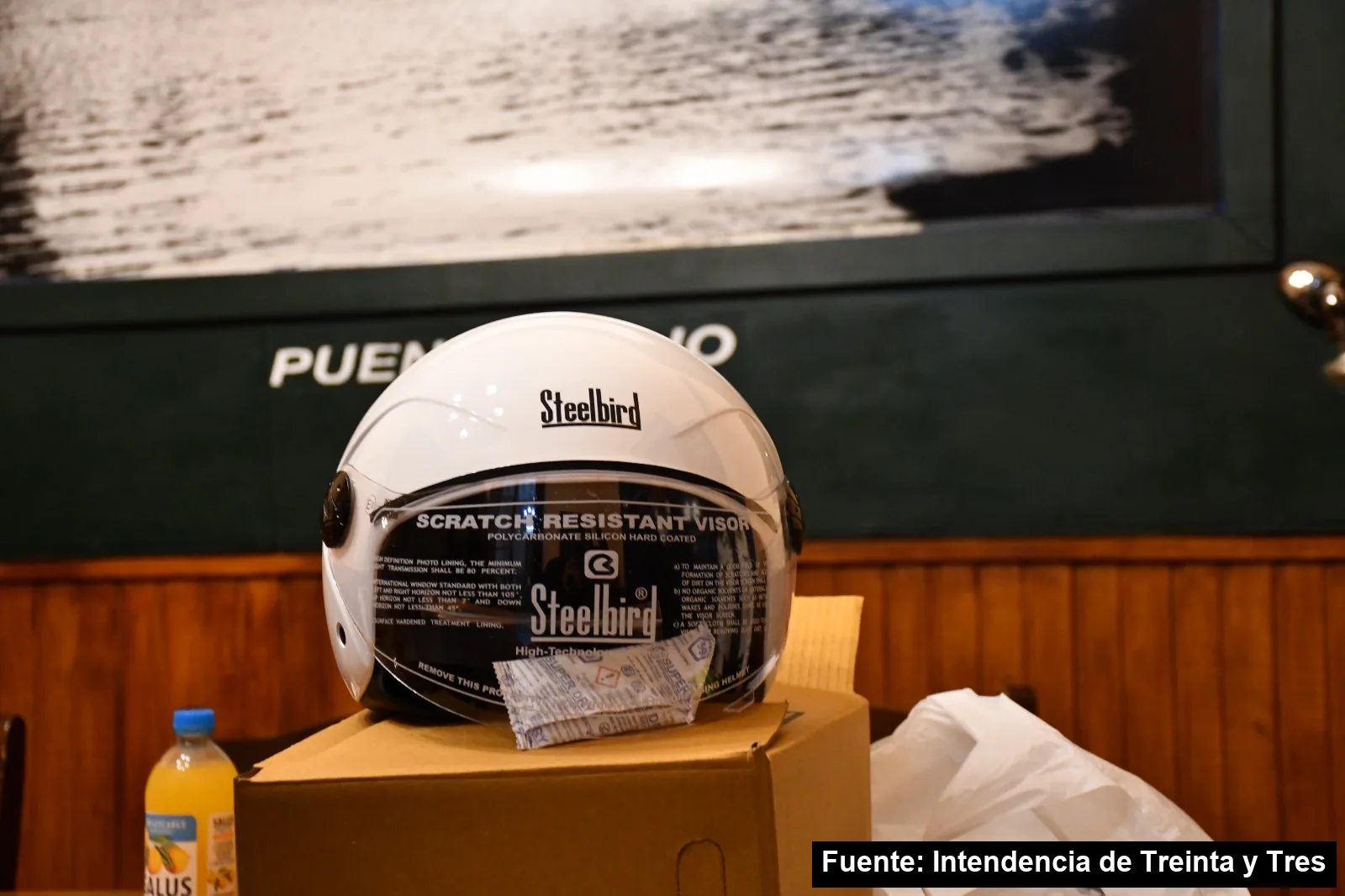 Casco blanco para moto sobre una caja, entregado por UNASEV a la Intendencia de Treinta y Tres
