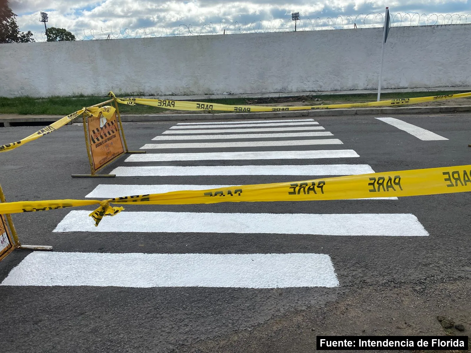 Mayo Amarillo en Florida (ciudad) 2 Cebra peatonal recién repintada y vallada con cinta en una calle de Florida