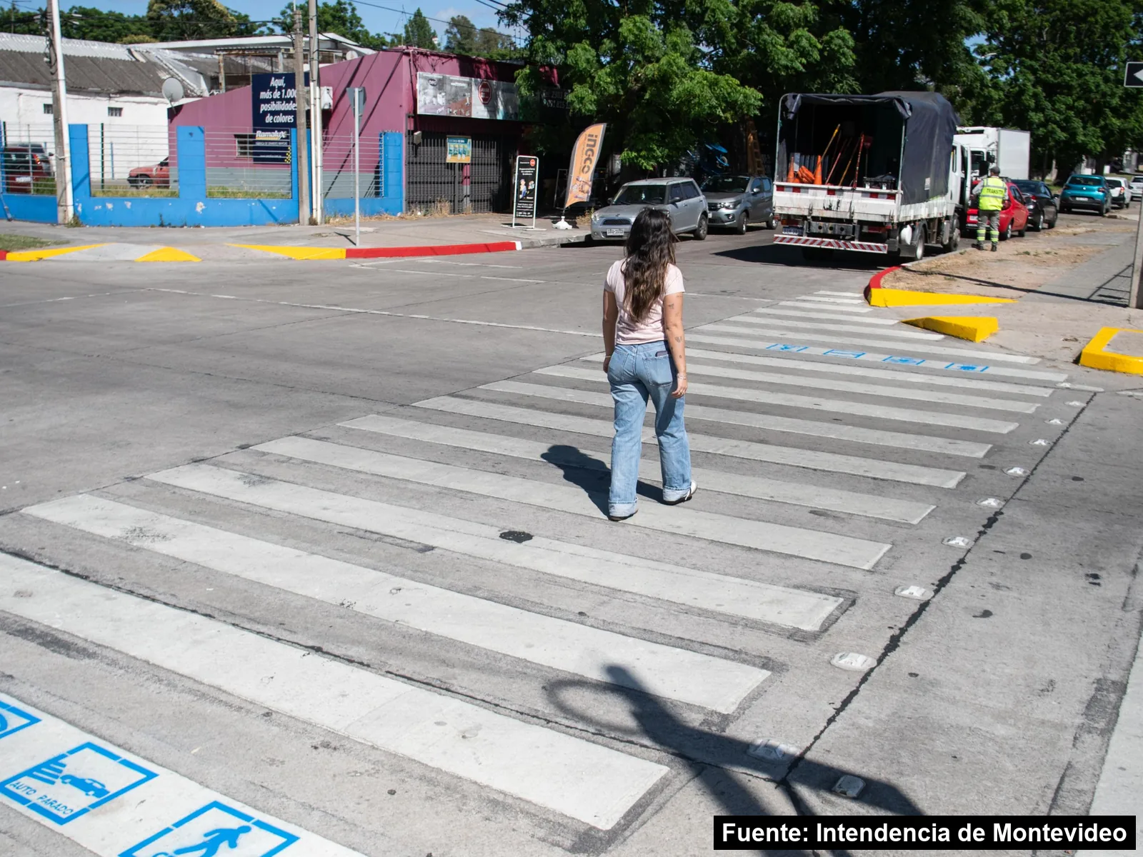 Mayo Amarillo en Montevideo 21 Una persona cruza por una cebra con pictogramas azules pintados en el borde, en Montevideo