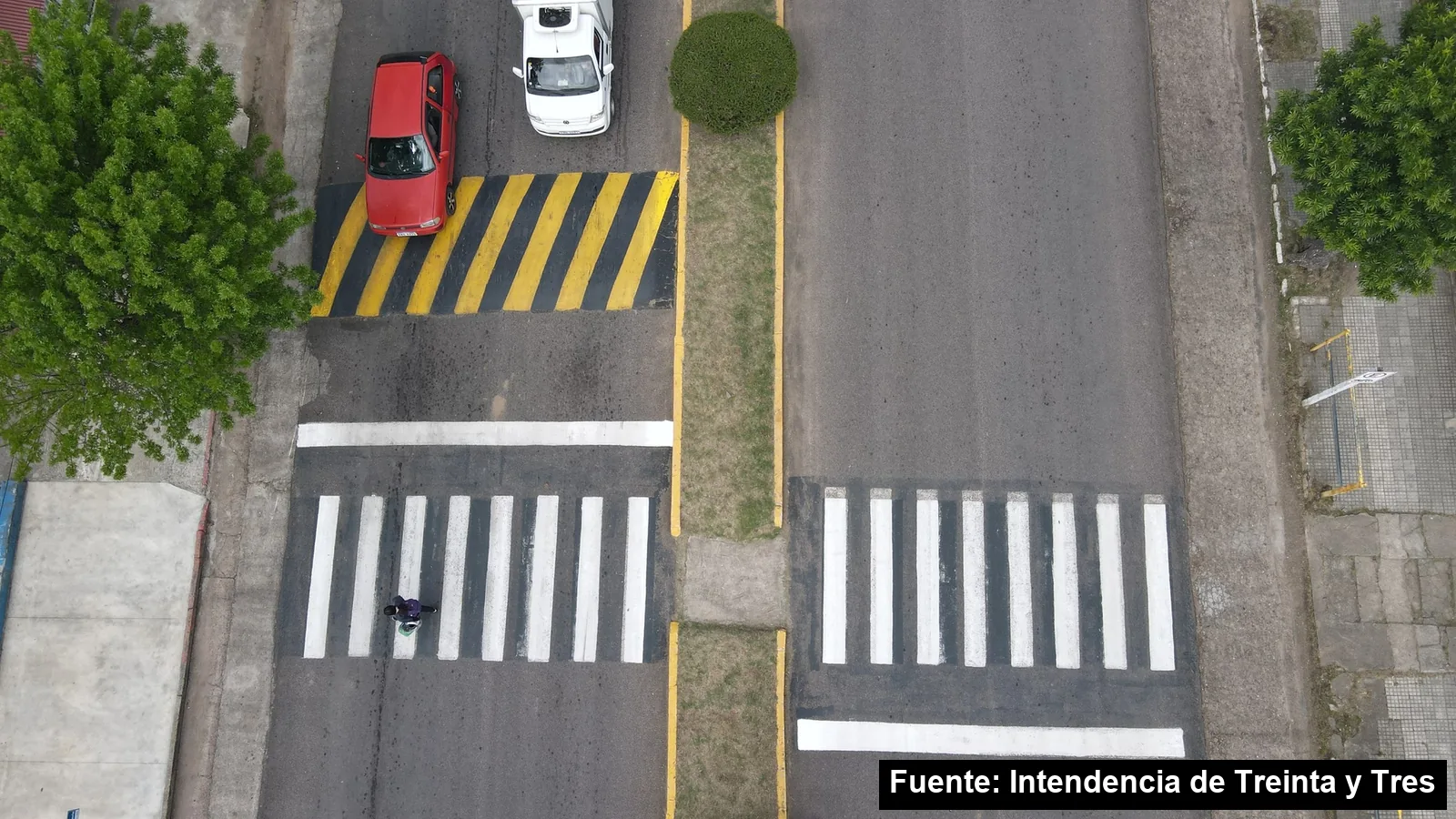 Mayo Amarillo en Treinta y Tres (ciudad) 2 Vista aérea de dos sendas peatonales blancas y una franja amarilla recién pintadas en una avenida con cantero central de Treinta y Tres