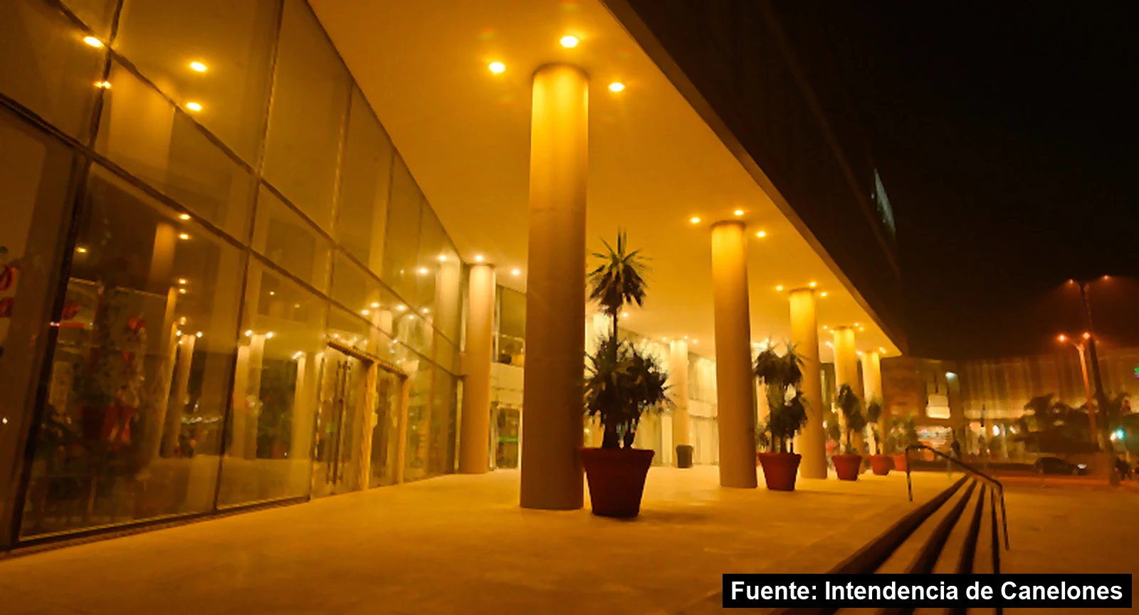 Fachada del Centro Cívico de Ciudad de la Costa iluminada de amarillo en mayo de 2021