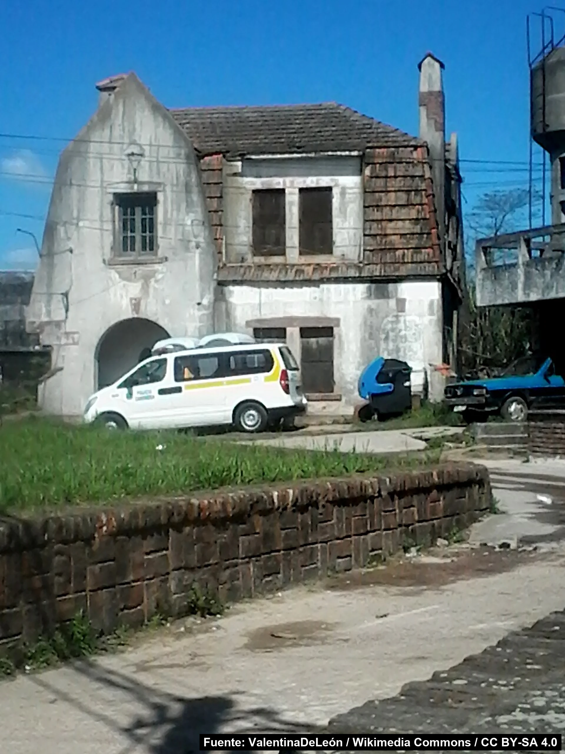 Chalet Rovira en Barros Blancos, fotografía de 2014 anterior a su restauración