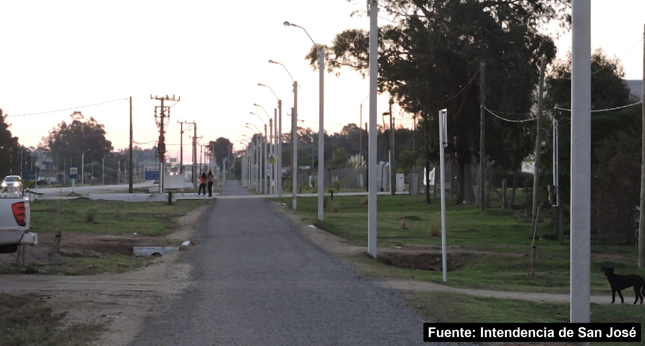Mayo Amarillo en Libertad 2 Ciclovía del acceso oeste de Libertad, San José, con columnas de alumbrado nuevas al atardecer