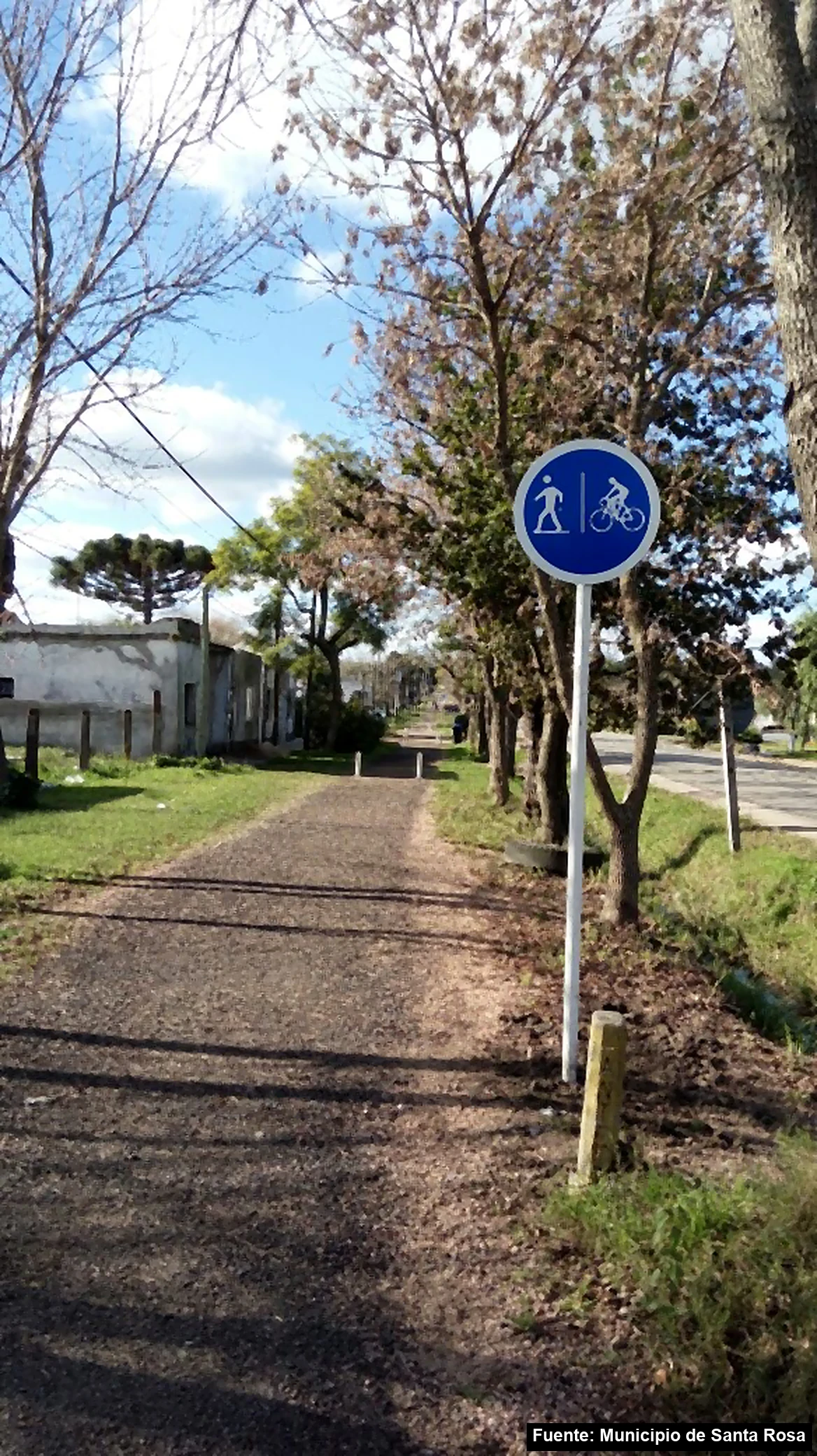 Senda de la ciclovía con la señal de peatones y bicicletas, junto a la avenida Tomás Berreta, en Santa Rosa, Canelones
