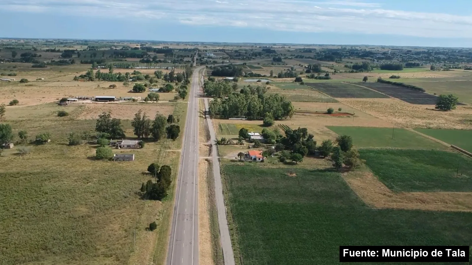 Mayo Amarillo en Tala 8 Vista aérea de la ruta 7 a la salida de Tala con la ciclovía paralela entre campos