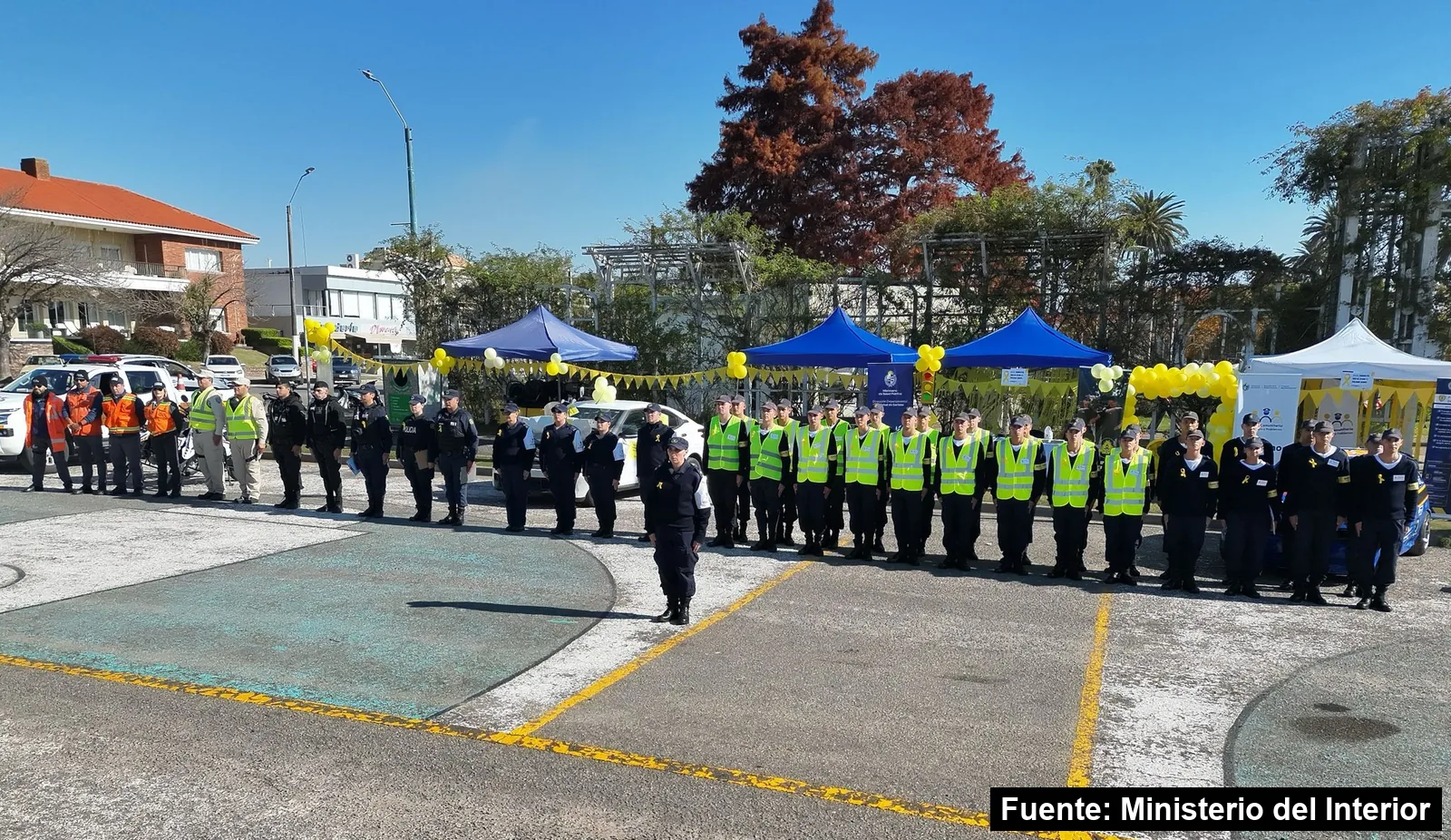 Formación de policías, brigadistas y cadetes en la rambla de Mercedes