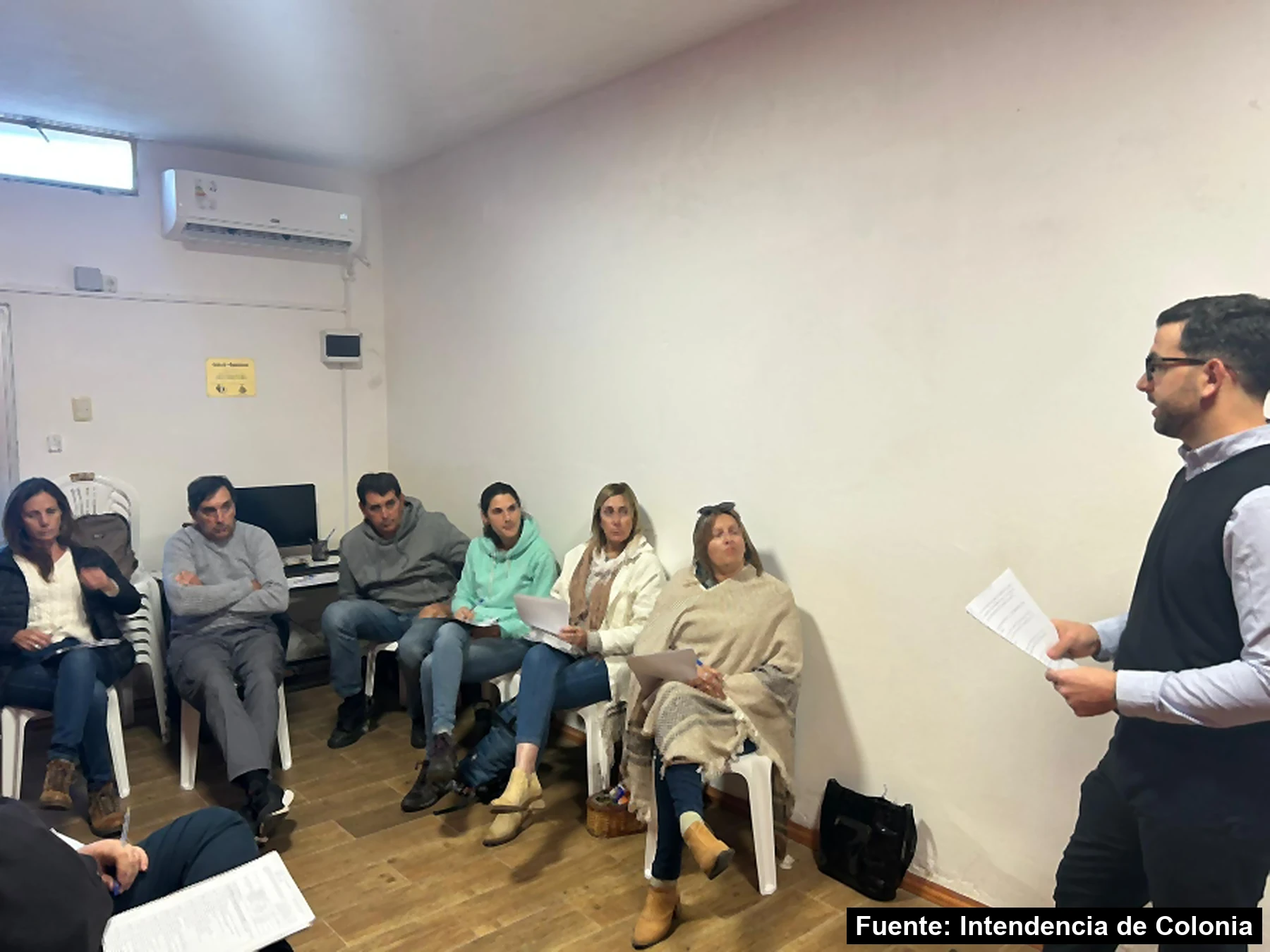 Mayo Amarillo en Colonia del Sacramento 2 Participantes del curso para instructores de autoescuelas escuchan a un docente de la Intendencia en un aula de Colonia del Sacramento
