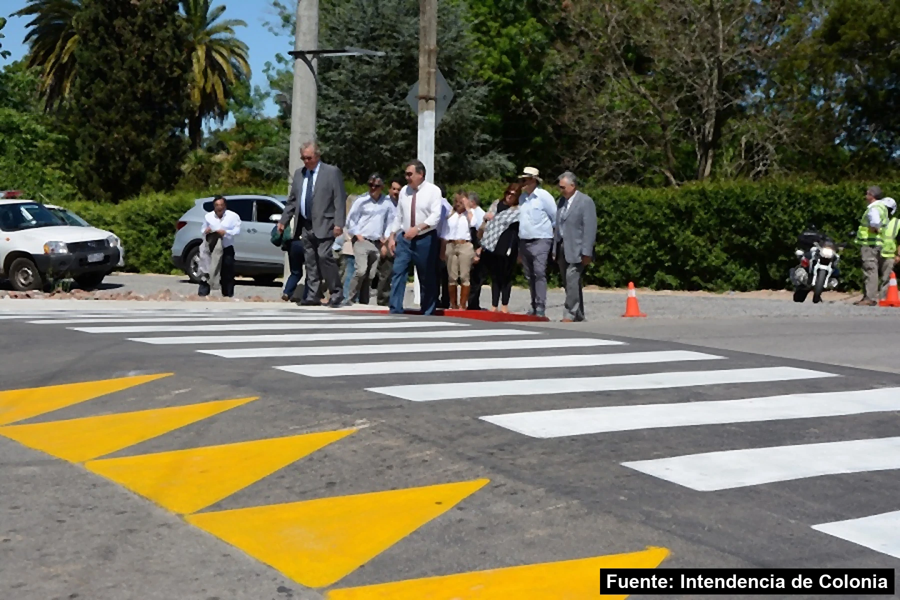 Mayo Amarillo en Colonia del Sacramento 4 Cebra recién pintada con franjas amarillas frente al Polo Educativo del Real de San Carlos, con autoridades en la vereda