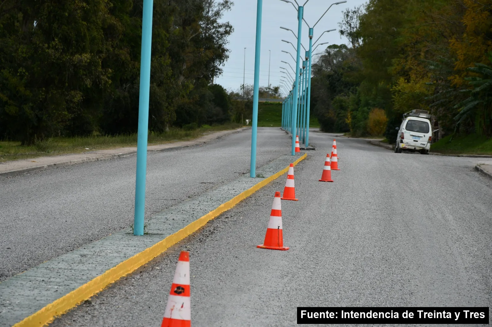 Mayo Amarillo en Treinta y Tres (ciudad) 5 Cordón recién pintado de amarillo y conos naranjas en el bulevar Ariel Pinho de Treinta y Tres