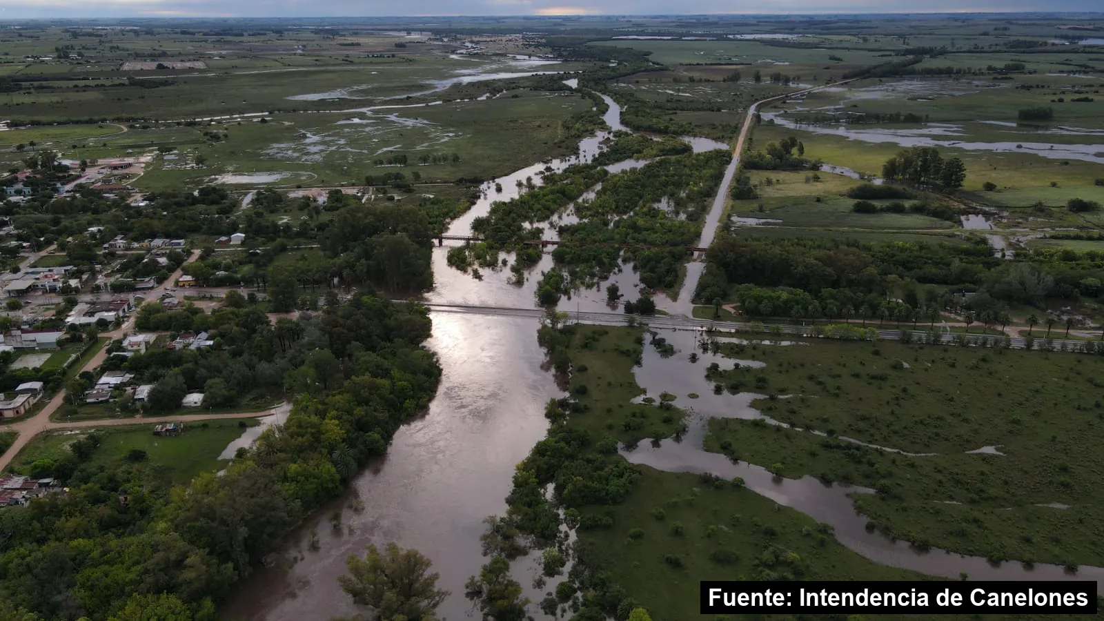 Mayo Amarillo en San Ramón 4 Vista aérea del río Santa Lucía crecido y el puente de San Ramón, marzo de 2024