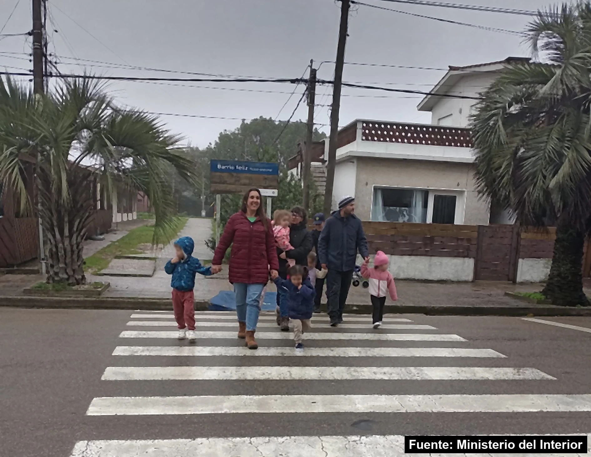 Mayo Amarillo en La Paloma 3 Educadoras y niños pequeños de un CAIF cruzan de la mano una senda peatonal en una calle de La Paloma