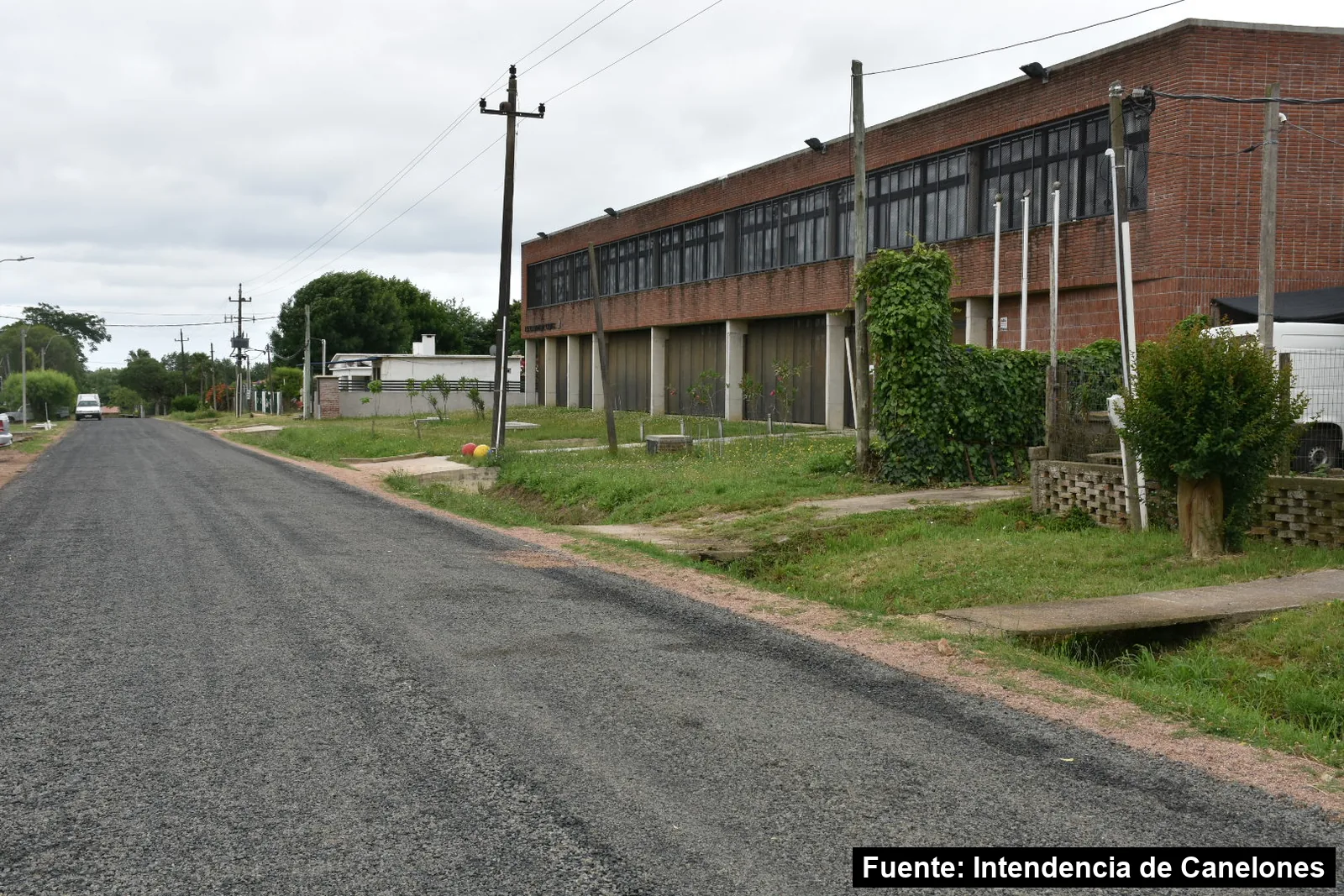 Calle Gabriel Pereira recién pavimentada frente al liceo de Empalme Olmos