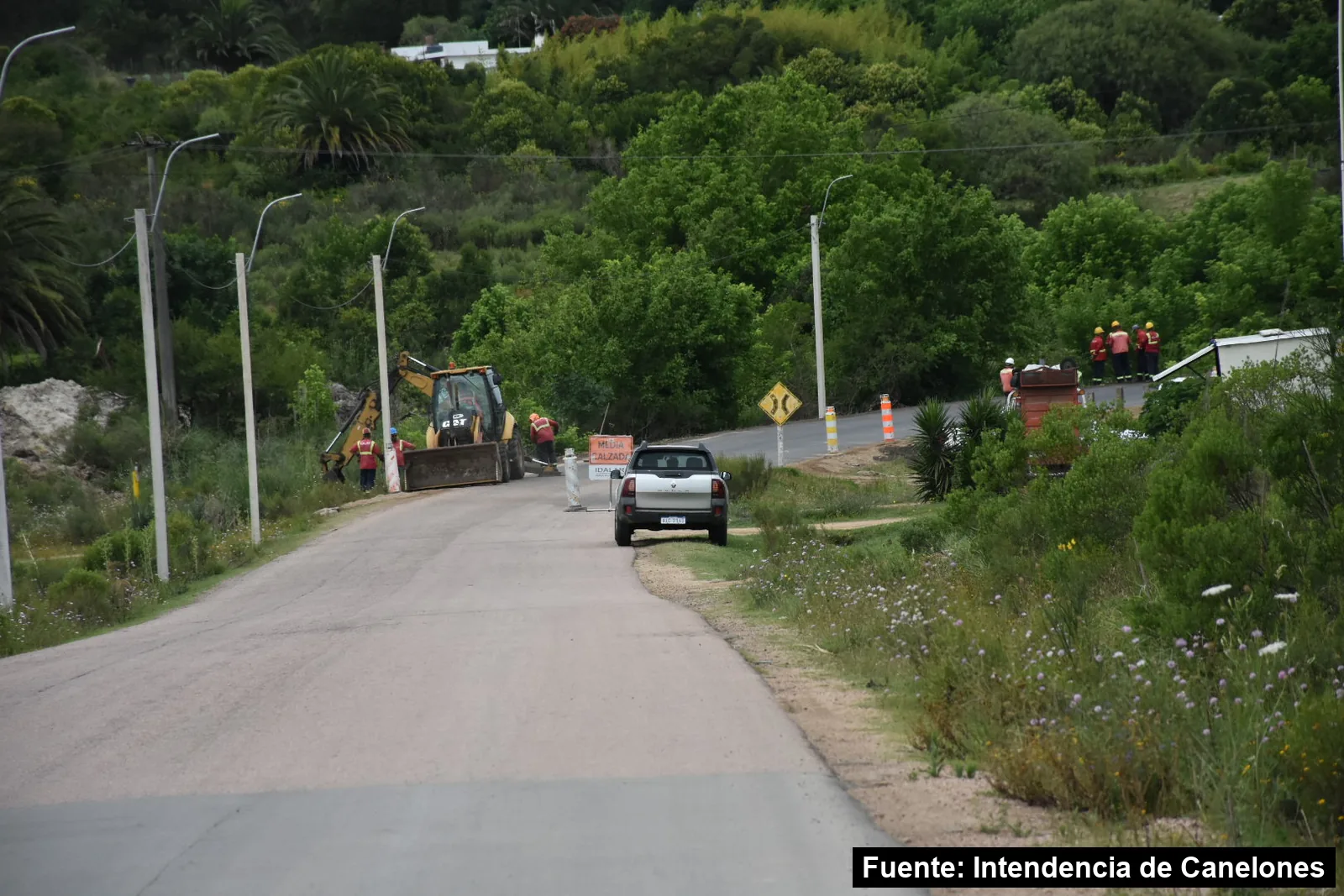 Mayo Amarillo en Empalme Olmos 4 Obras en el acceso por el puente La Sorda, con columnas de alumbrado nuevas a un costado del camino, Empalme Olmos