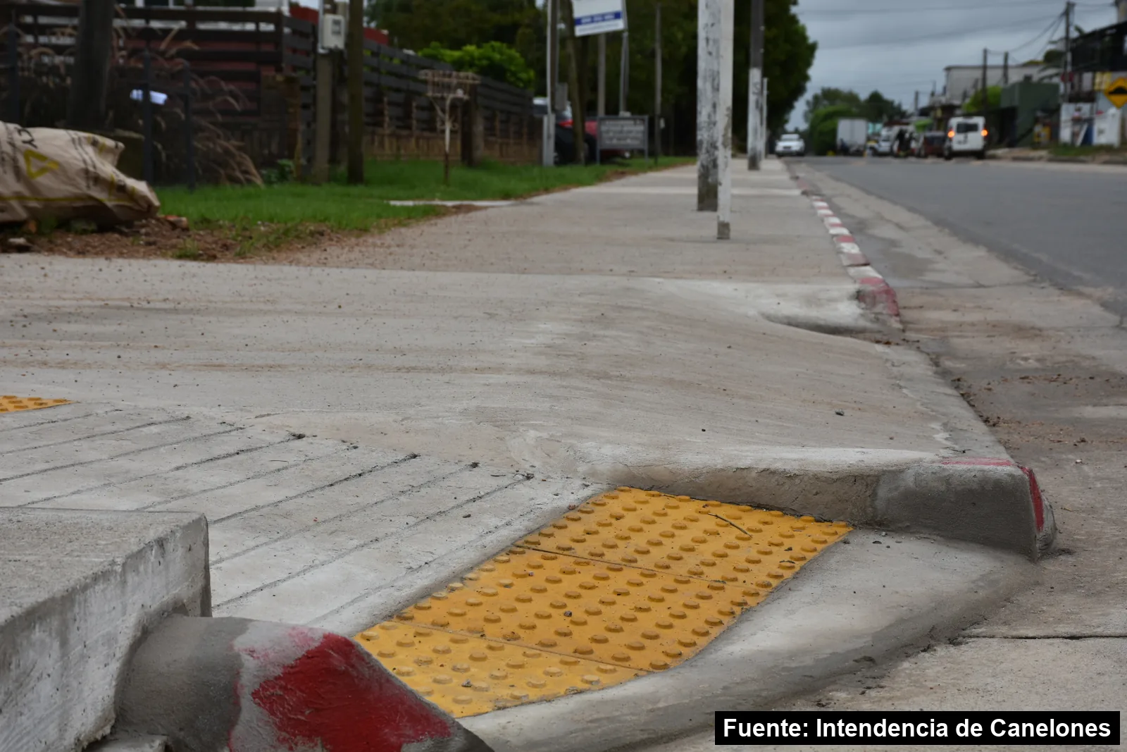 Rampa de accesibilidad con baldosas amarillas en la vereda nueva de Empalme Olmos