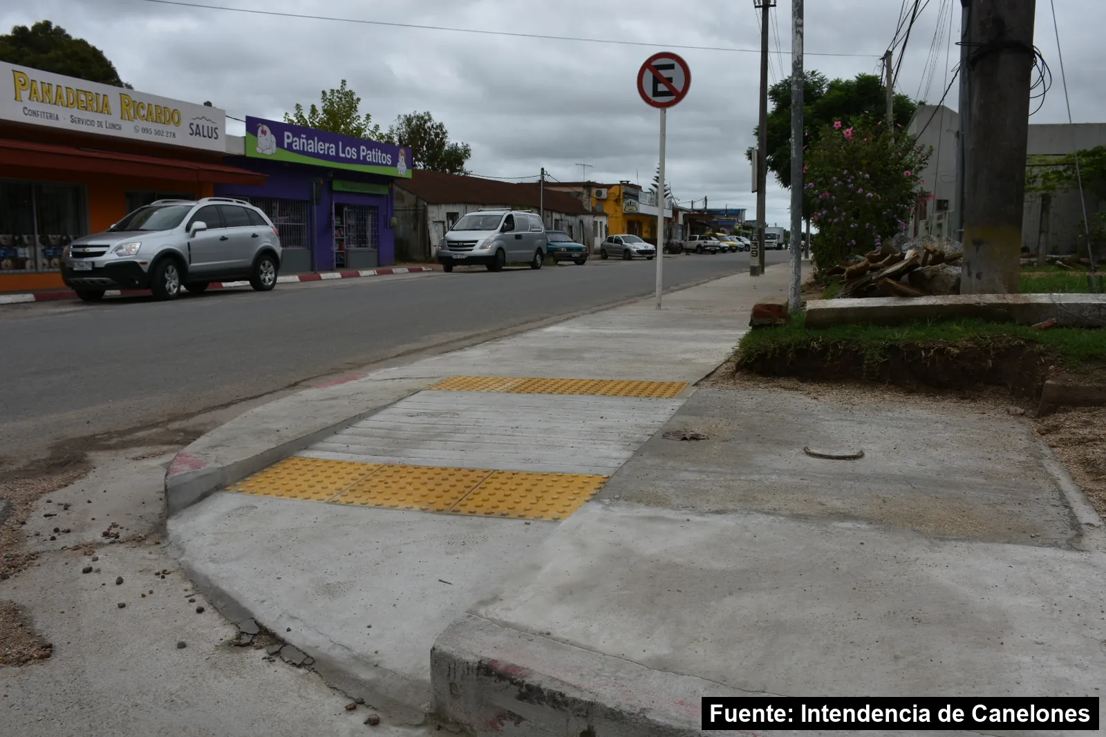 Mayo Amarillo en Empalme Olmos 1 Vereda nueva con rampa y baldosas podotáctiles en la avenida Luis Alberto de Herrera, acceso principal a Empalme Olmos, Canelones