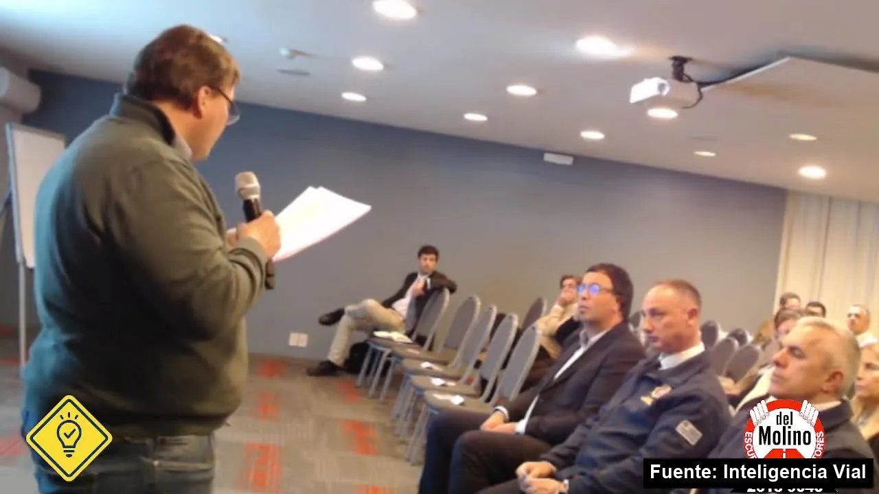 Mayo Amarillo en Montevideo 18 Un participante habla con micrófono ante asistentes sentados en la sala del Primer Encuentro Nacional de Inteligencia Vial, en Montevideo