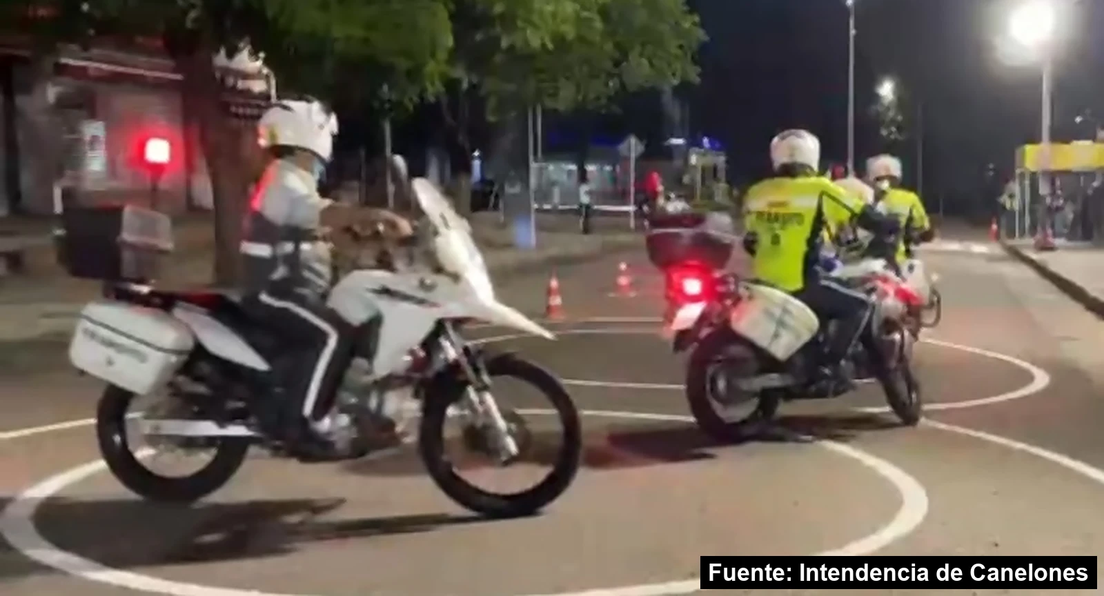 Inspectores de tránsito en moto hacen una demostración de manejo en un circuito marcado en la calle en Atlántida