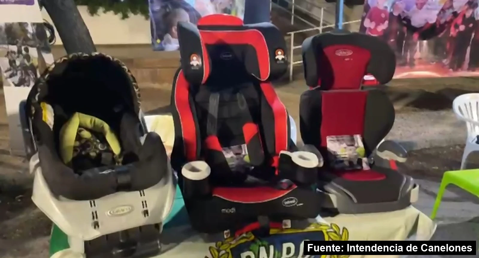 Sillas infantiles para auto en exhibición en una estación del Encuentro Vial de Atlántida