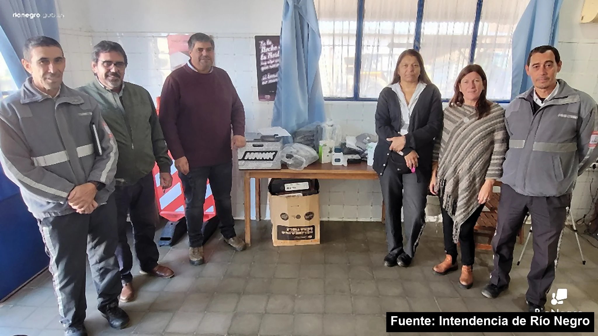Mayo Amarillo en Nuevo Berlín 3 Funcionarios de Tránsito de la Intendencia de Río Negro junto al equipamiento nuevo para los inspectores de Nuevo Berlín