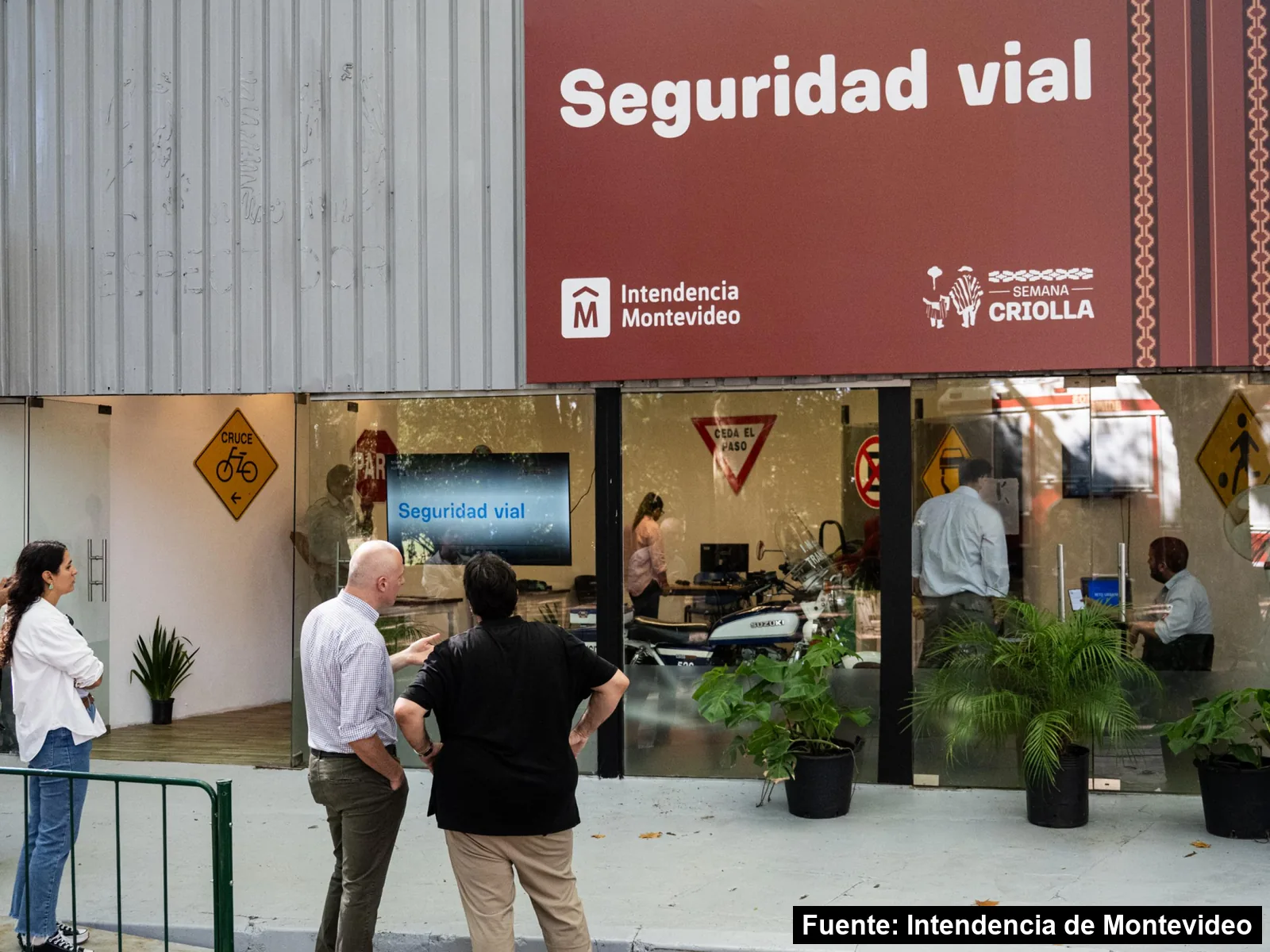Mayo Amarillo en Montevideo 23 Espacio de seguridad vial de la Intendencia de Montevideo en la Semana Criolla del Prado, con visitantes en la entrada