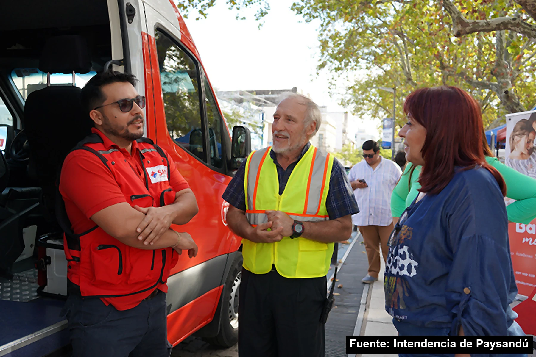 Personal de emergencias e inspectores en la feria de la plaza Constitución, mayo de 2025