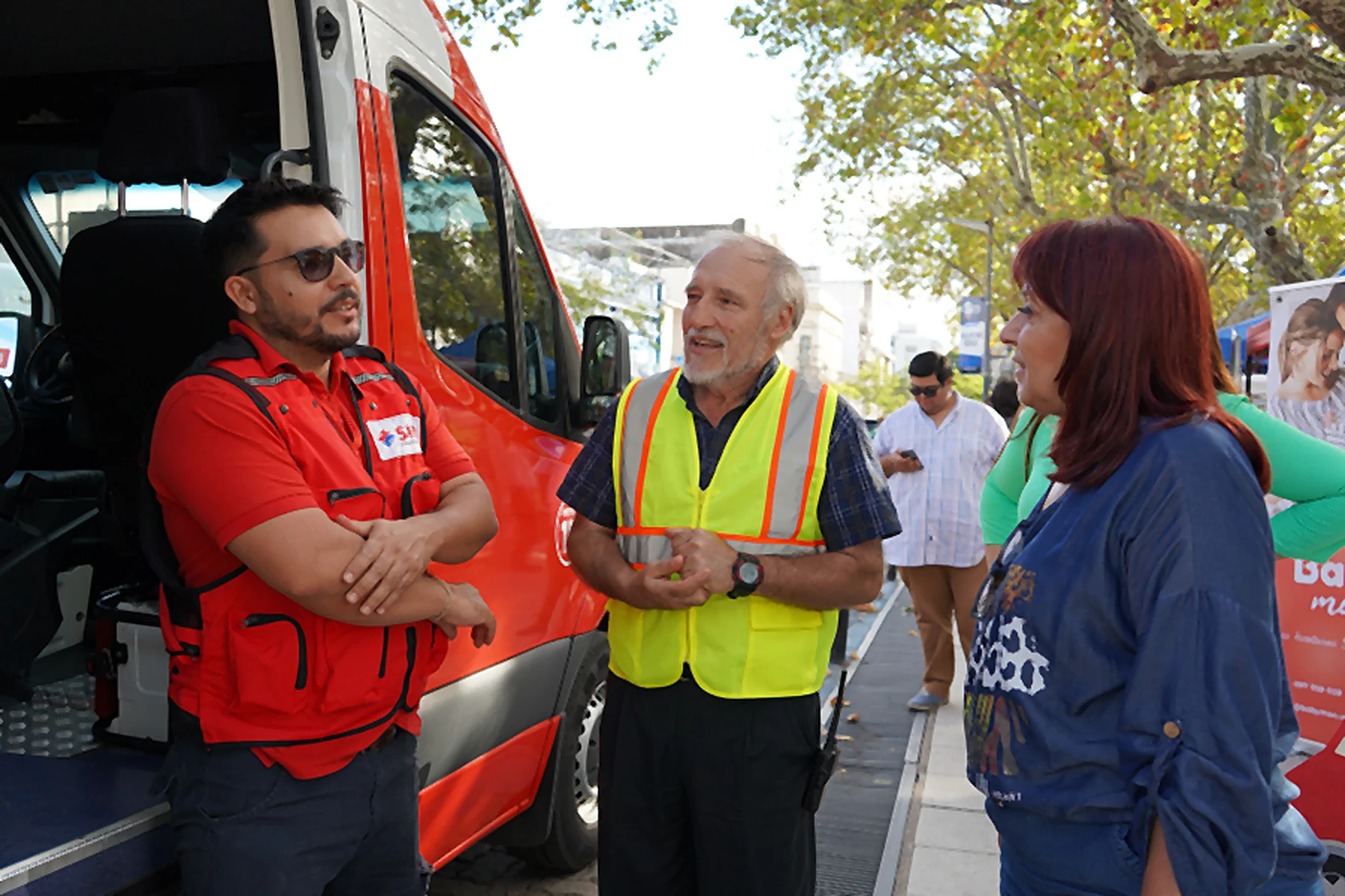Mayo Amarillo en Paysandú (ciudad) 1 Personal de emergencias e inspectores en la feria de la plaza Constitución de Paysandú