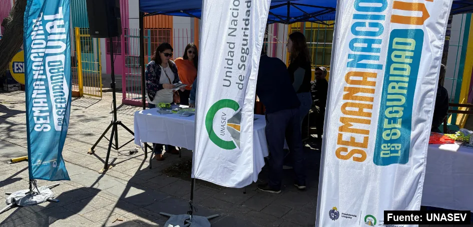 Mayo Amarillo en Montevideo 34 Banderas de UNASEV y de la Semana Nacional de la Seguridad Vial en la feria del Intercambiador del Cerro