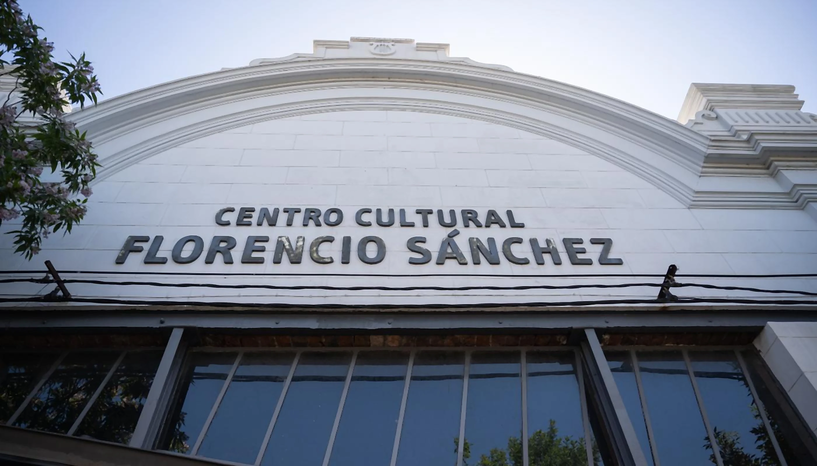 Fachada del Centro Cultural Florencio Sánchez, en el Cerro