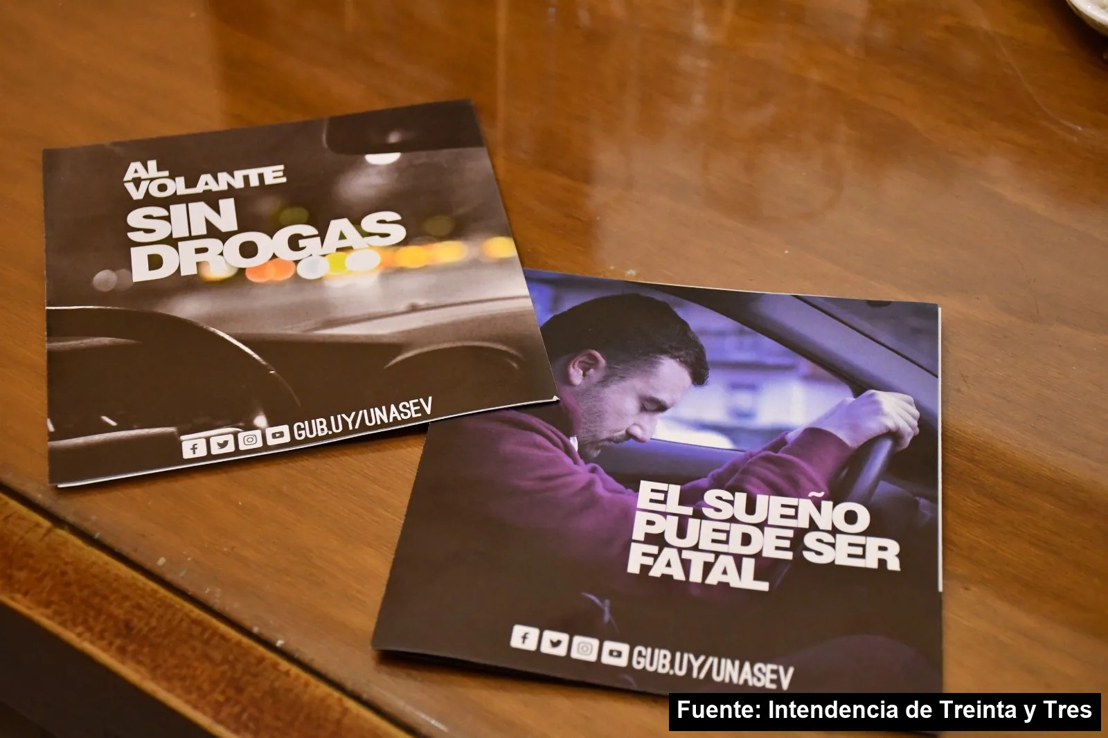 Folletos de UNASEV sobre manejar sin drogas y el riesgo del sueño al volante, sobre una mesa